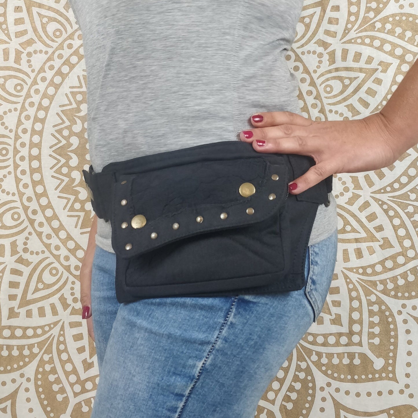 Sac de hanche Majali en coton. Pochette ceinture utilitaire femme noire avec dentelle.