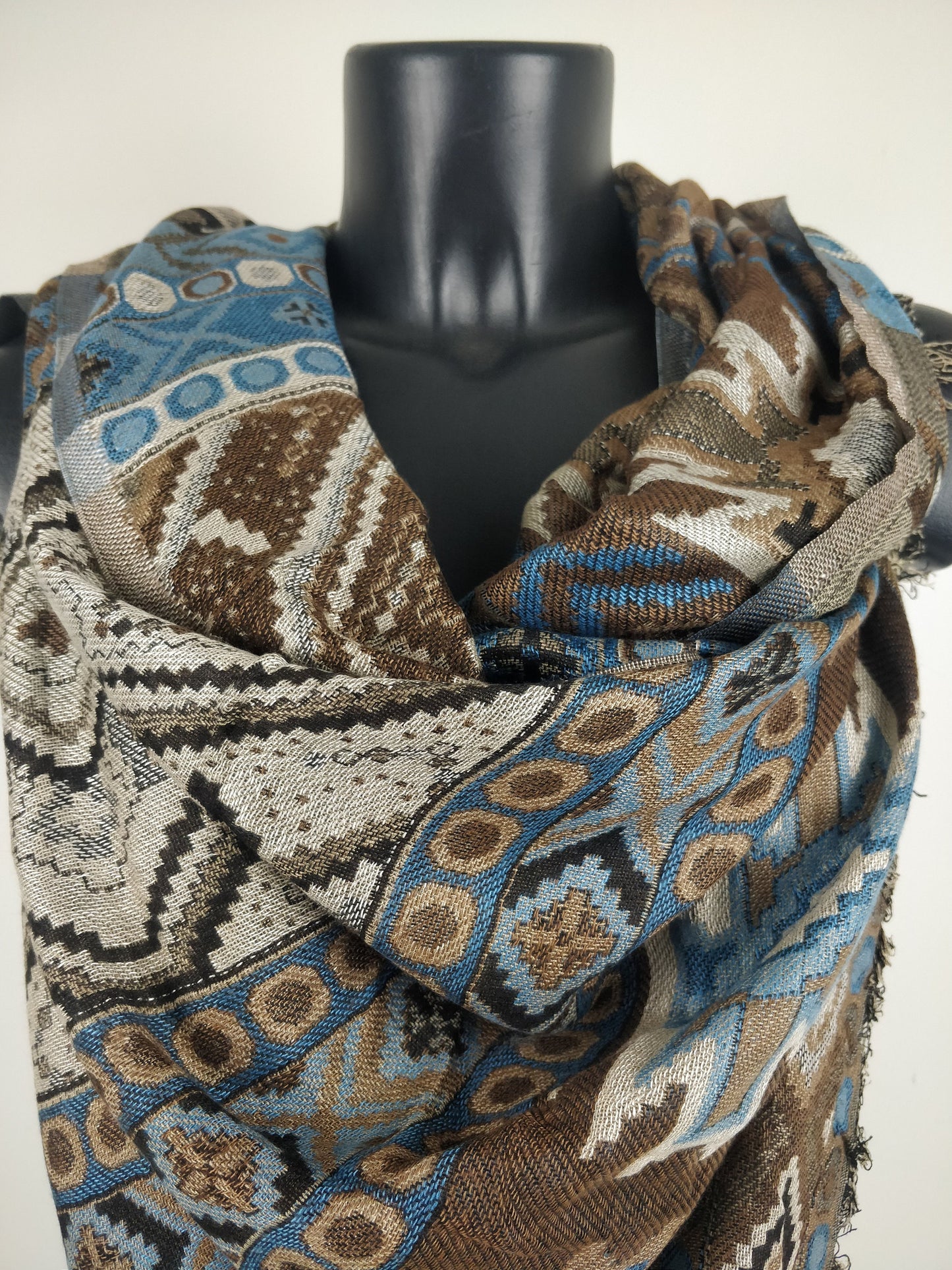 Pashmina Jyoti en viscose multicolore réversible. Echarpe aux motifs inca, marron et bleu.