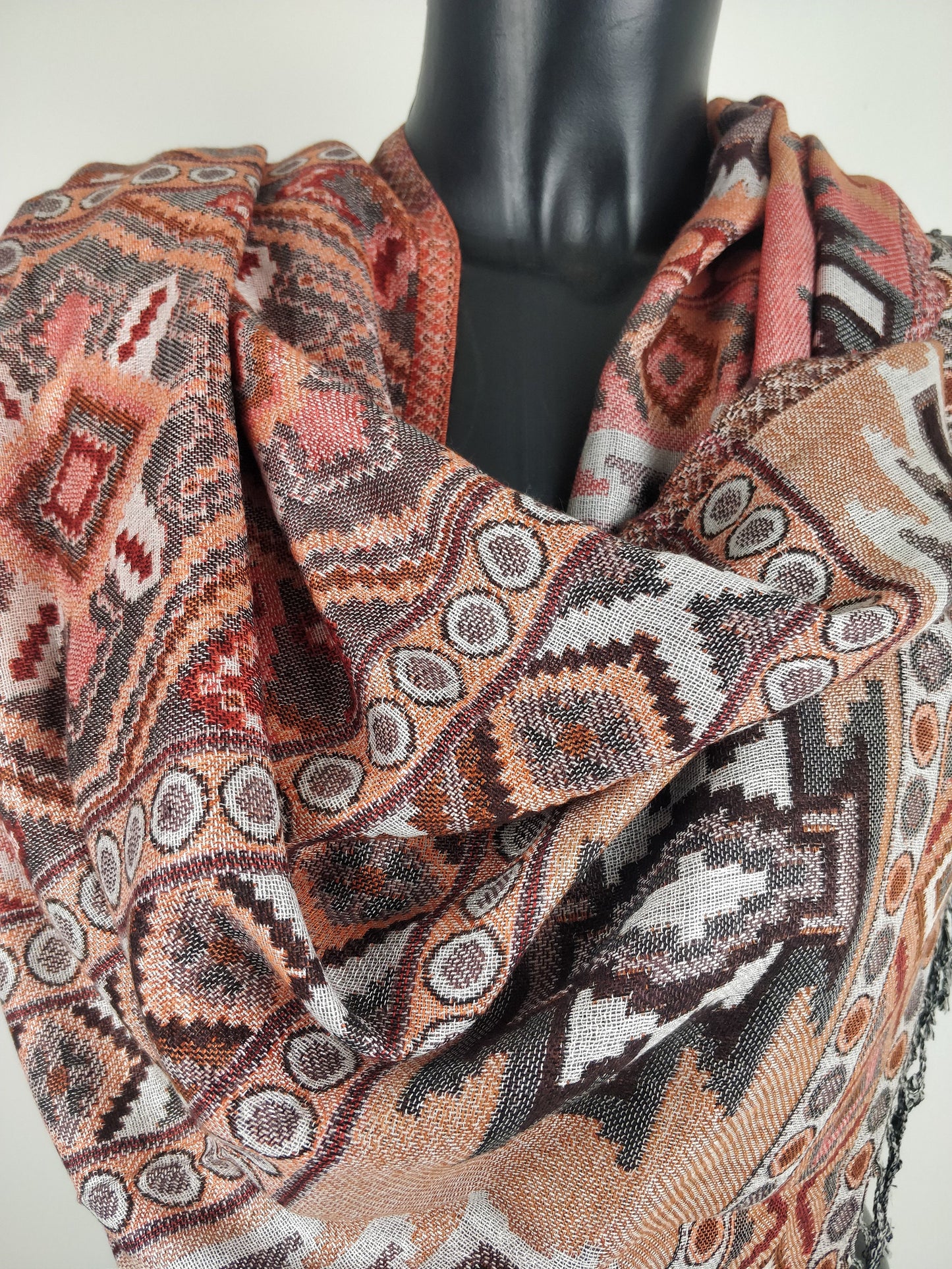 Pashmina Jyoti en viscose multicolore réversible. Echarpe motif inca, saumon et marron.