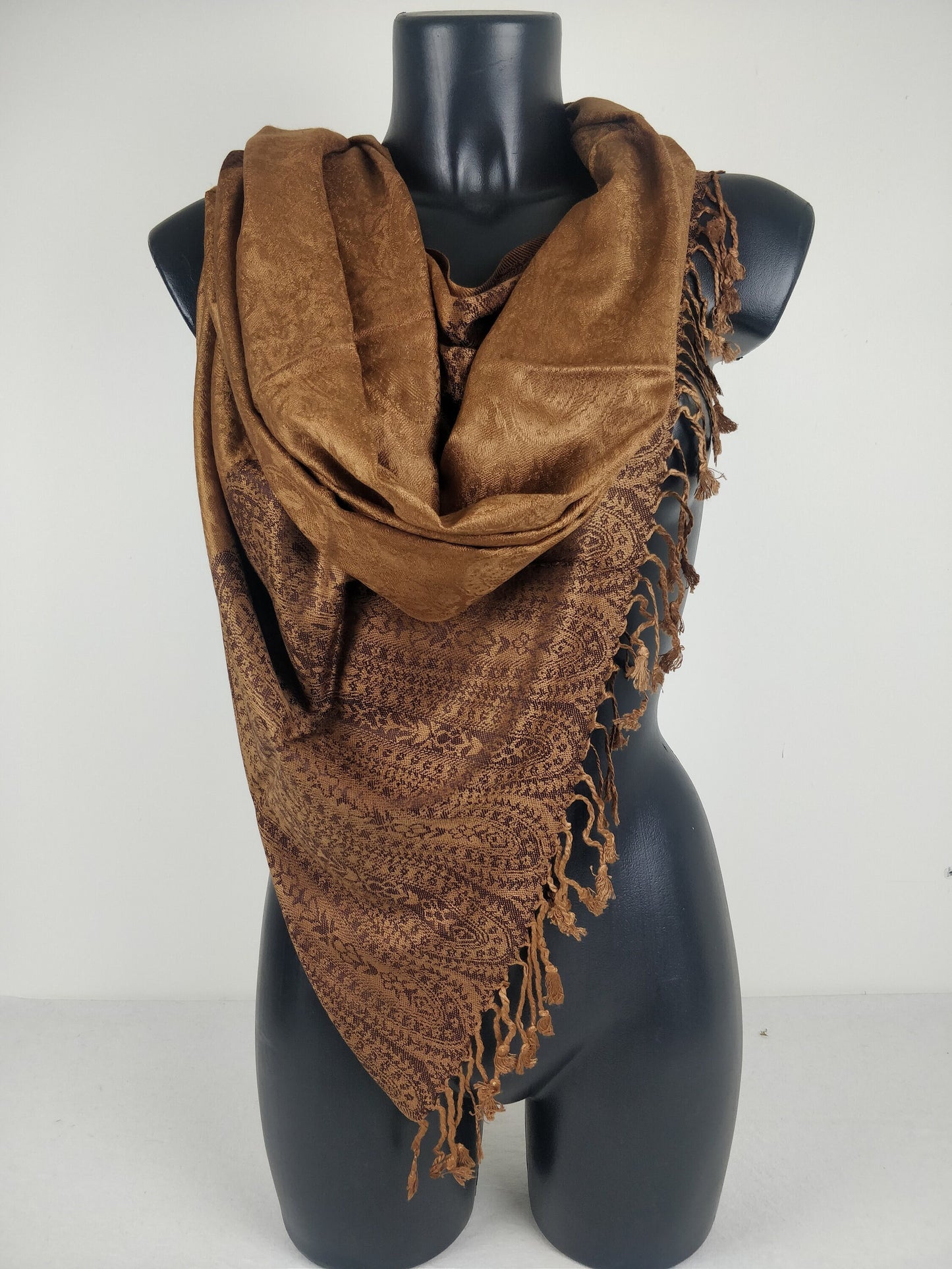 Brauner Vaisana-Pashmina aus Viskose. Zweifarbig mit Paisleymuster.