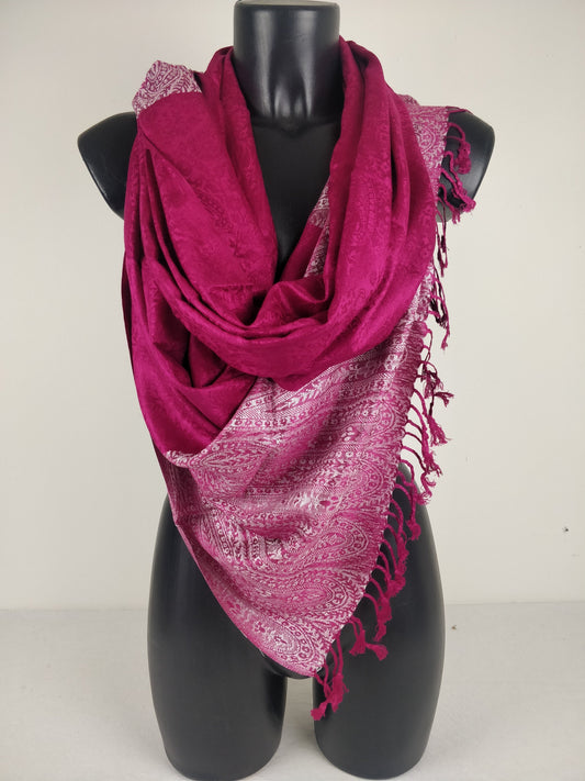 Pashmina Vaisana fuchsia en viscose. Echarpe bicolore avec motifs paisley.