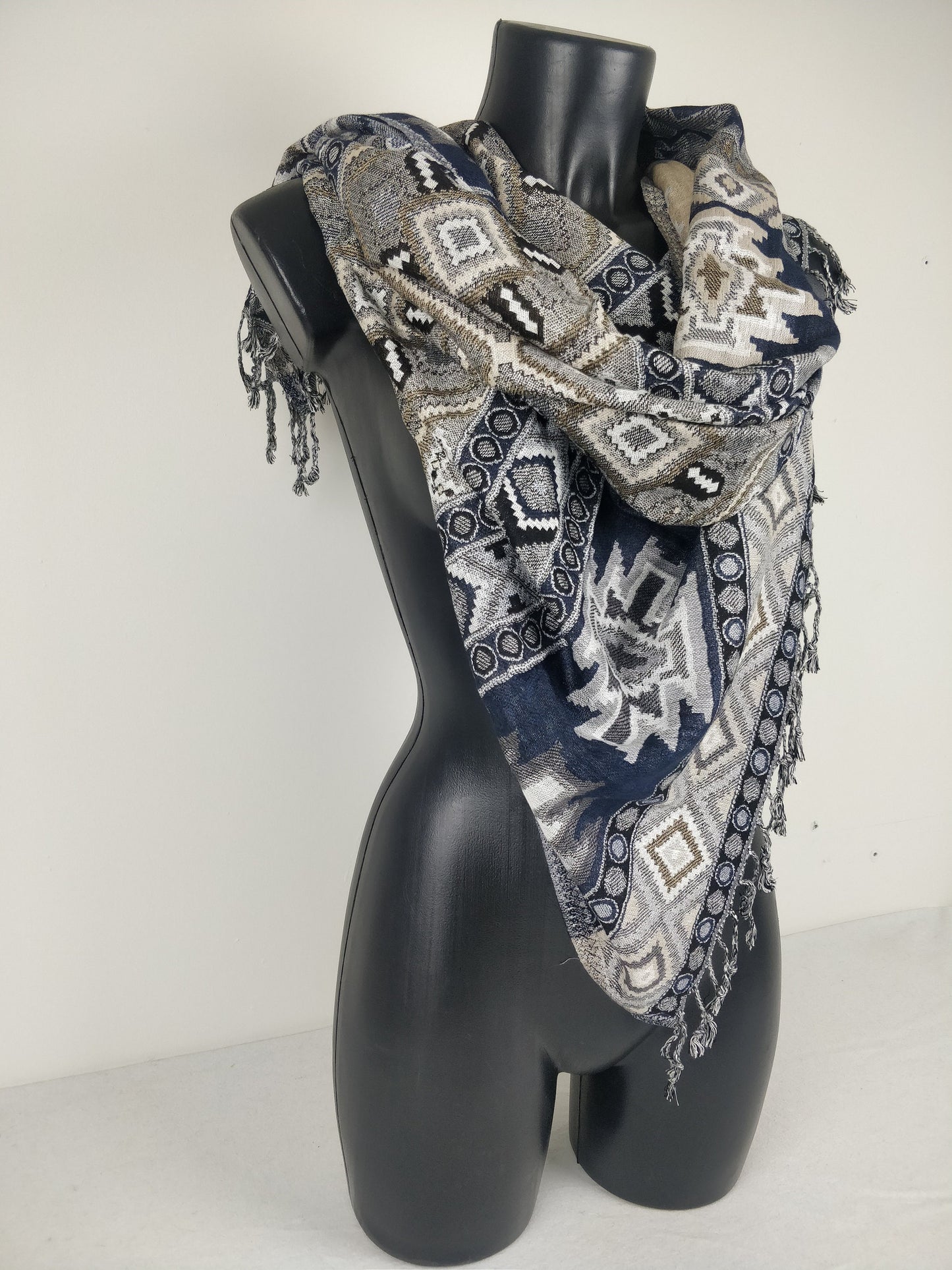 Pashmina Jyoti aus mehrfarbiger und reversibler Viskose. Inka-Muster, Blau- und Grautöne.