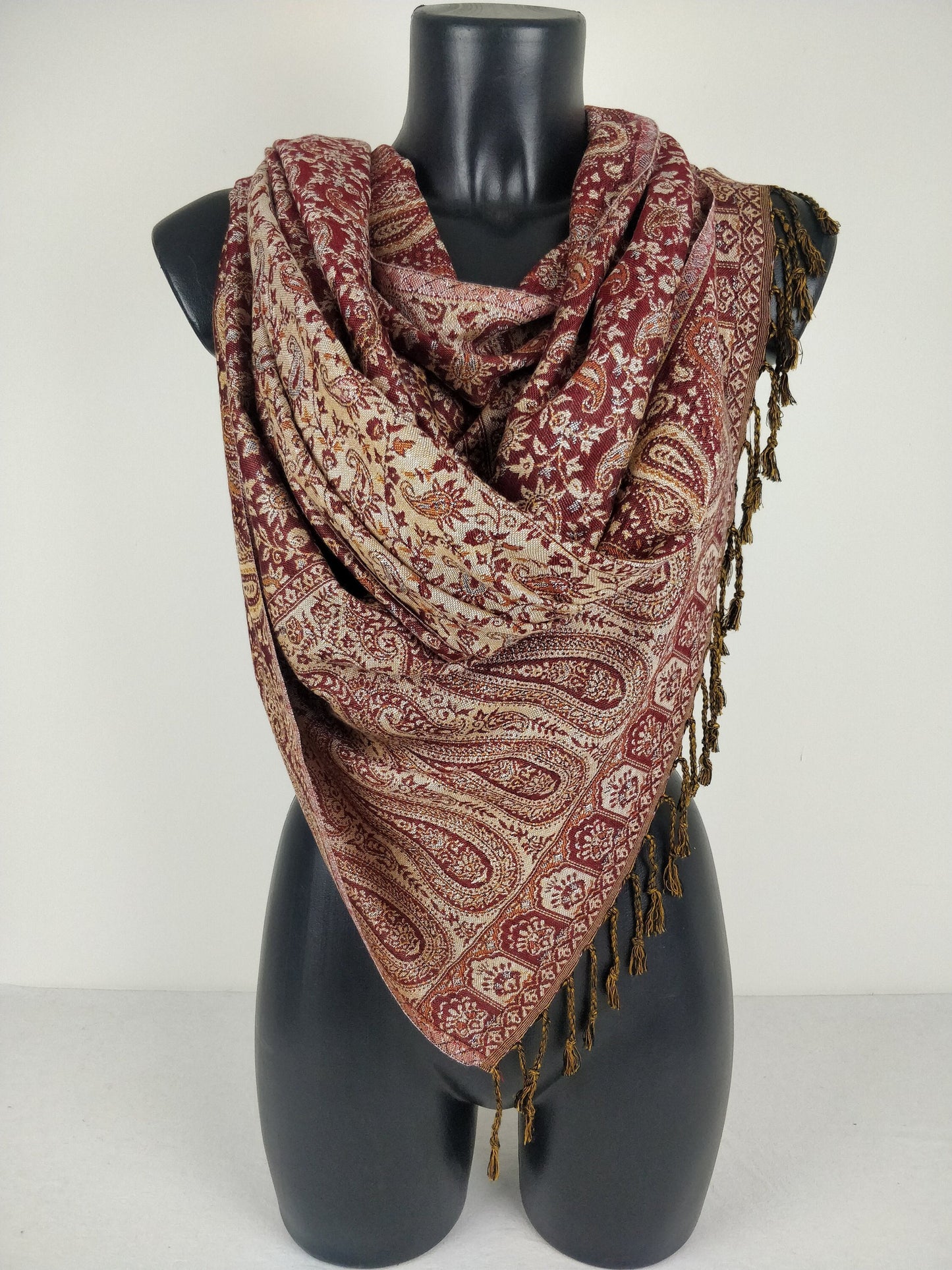 Pashmina réversible Sankya en viscose. Echarpe aux motifs paisley marron.