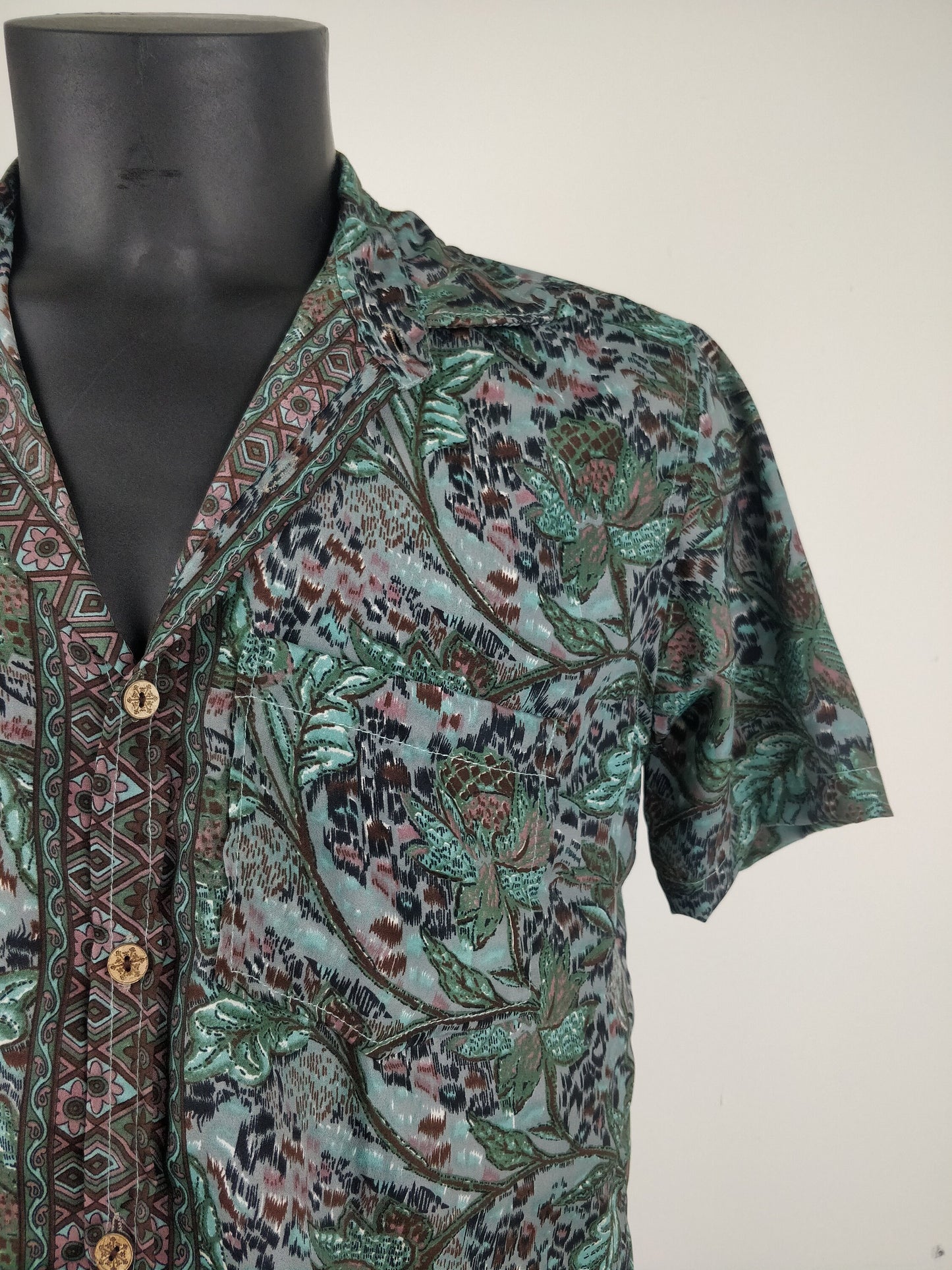 Chemise vintage Garuda en soie indienne. Chemise manche courte légère et fluide. Motif paisley vert, gris et violet.