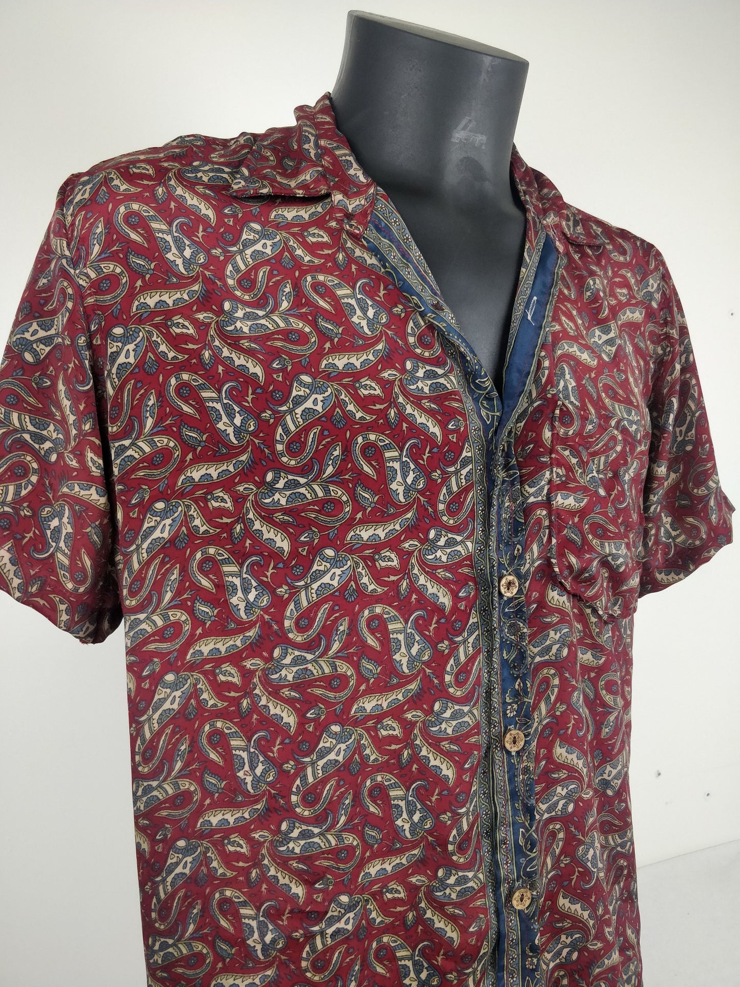 Chemise vintage Garuda  en soie indienne. Chemise manche courte légère et fluide. Motif paisley rouge et bleu.