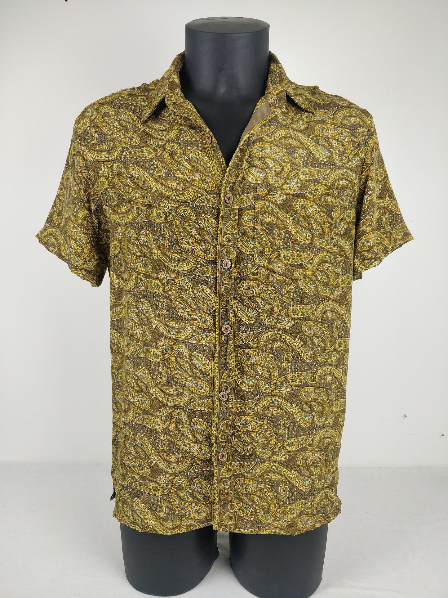 Chemise vintage Garuda en soie indienne. Chemise manche courte légère et fluide. Motif paisley jaune et marron.