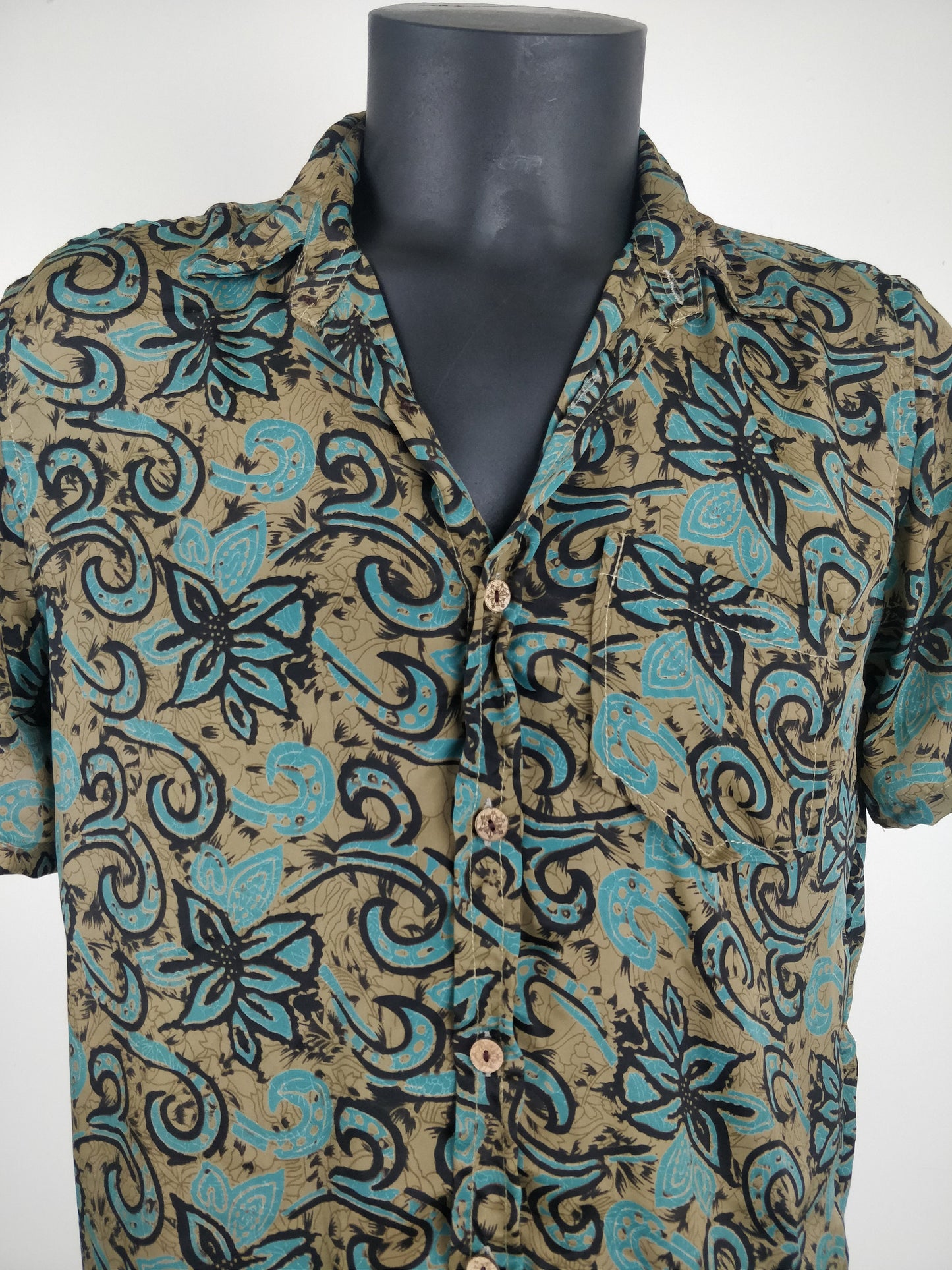 Chemise vintage Garuda en soie indienne. Chemise manche courte légère et fluide. Motif fleuri bleu et marron.