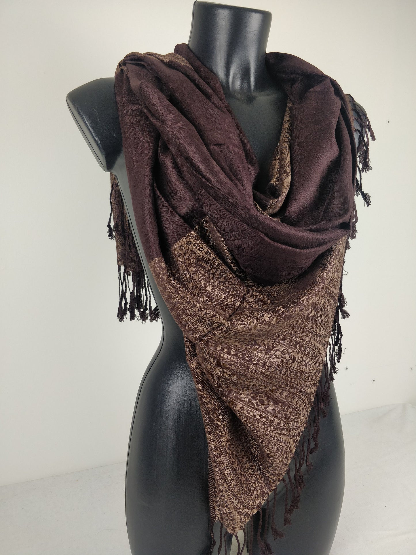 Pashmina Vaisana en viscose. Echarpe bicolore avec motifs paisley marron.