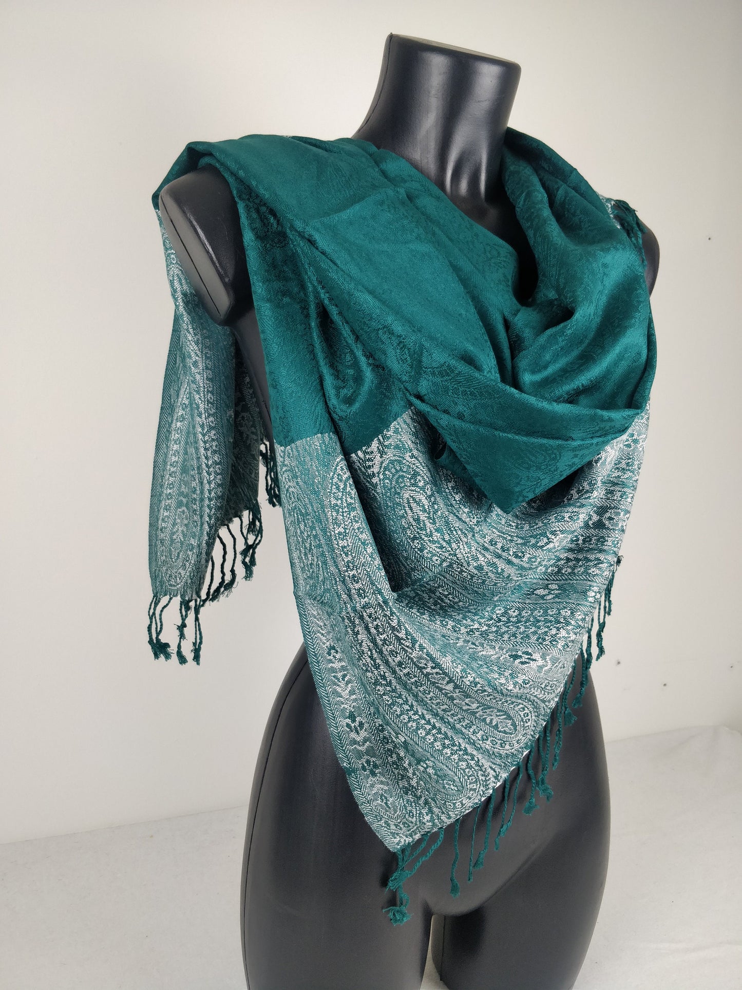 Pashmina Vaisana en viscose. Echarpe bicolore avec motifs paisley vert et blanc.