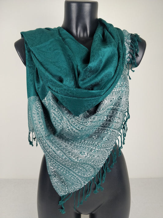 Pashmina Vaisana en viscose. Echarpe bicolore avec motifs paisley vert et blanc.