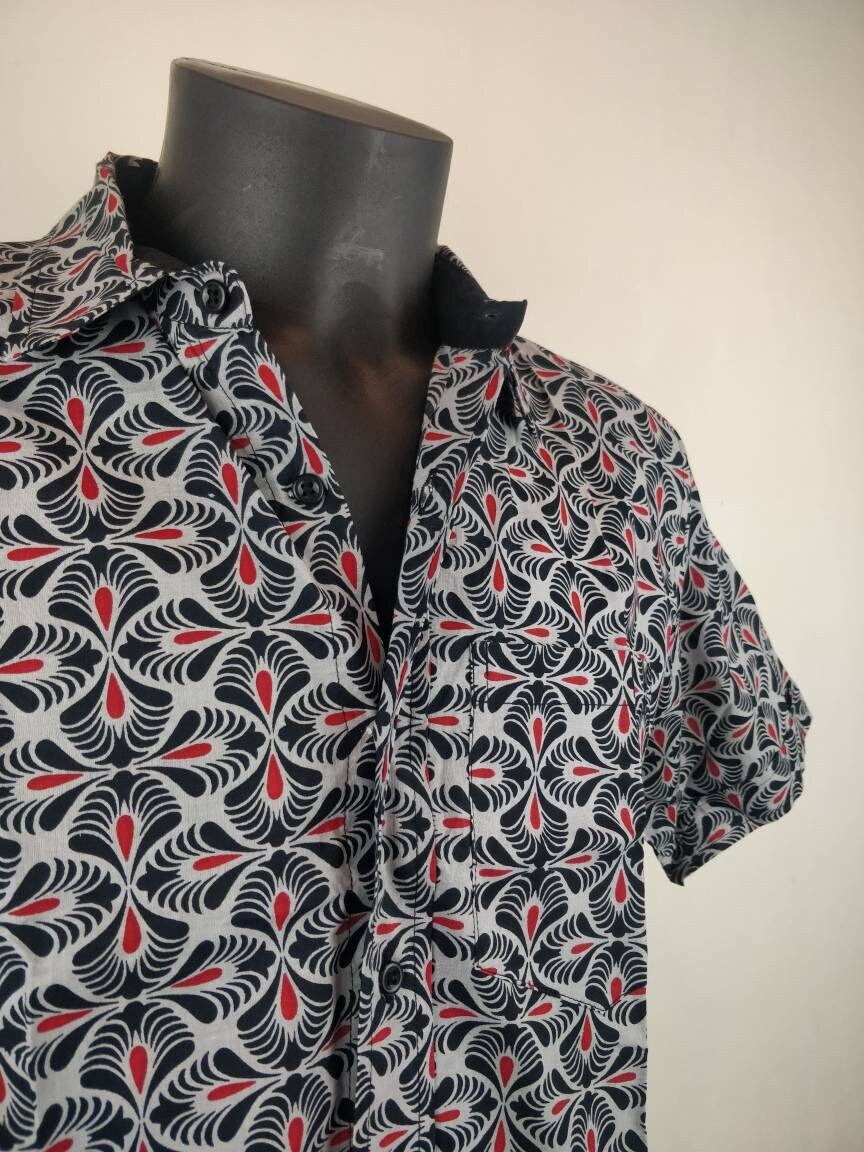 Chemise homme Ribhu manches courtes. Chemise en coton. Motifs ethniques gris, noir et rouge.