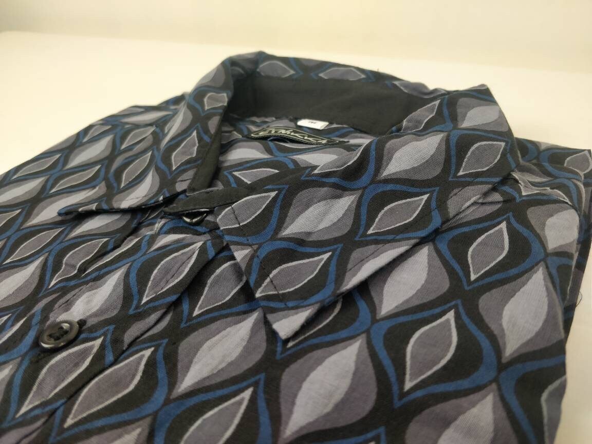 Chemise homme Ribhu manches courtes. Chemise en coton. Motifs géométrique bleu, gris et noir.