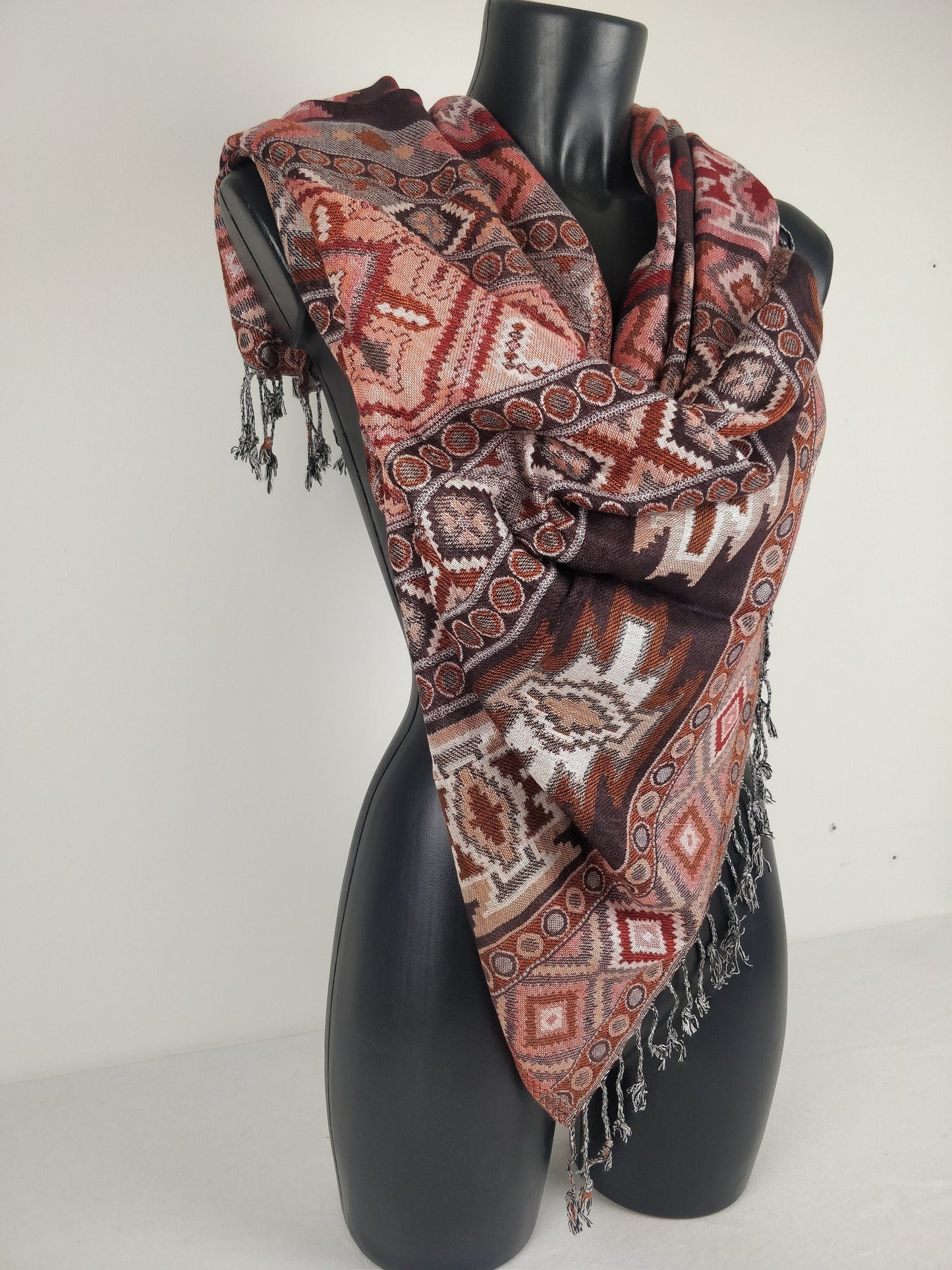 Pashmina Jyoti en viscose multicolore réversible. Echarpe motif inca, saumon et marron.