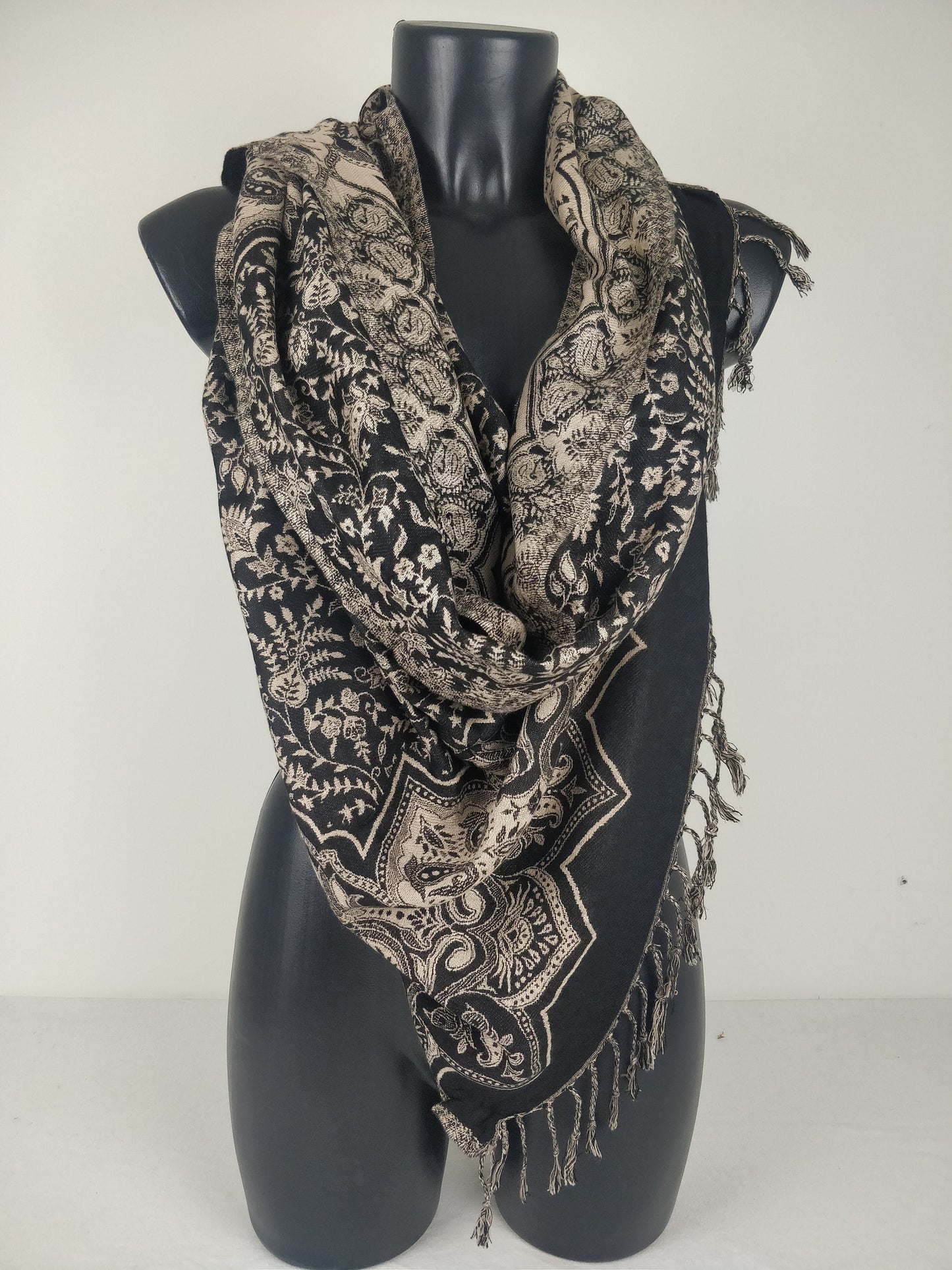 Pashmina réversible Sangam en viscose. Motif paisley noir.