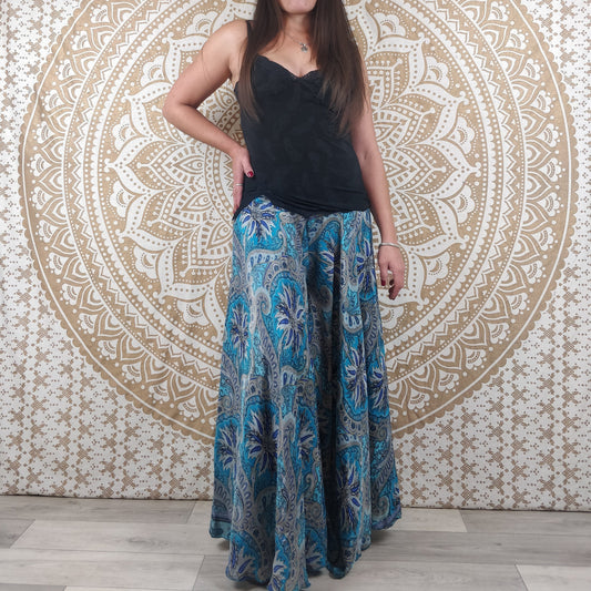 Pantalon femme Sirohi en soie indienne. Pantalon jupe. Imprimé ethnique bleu et gris.