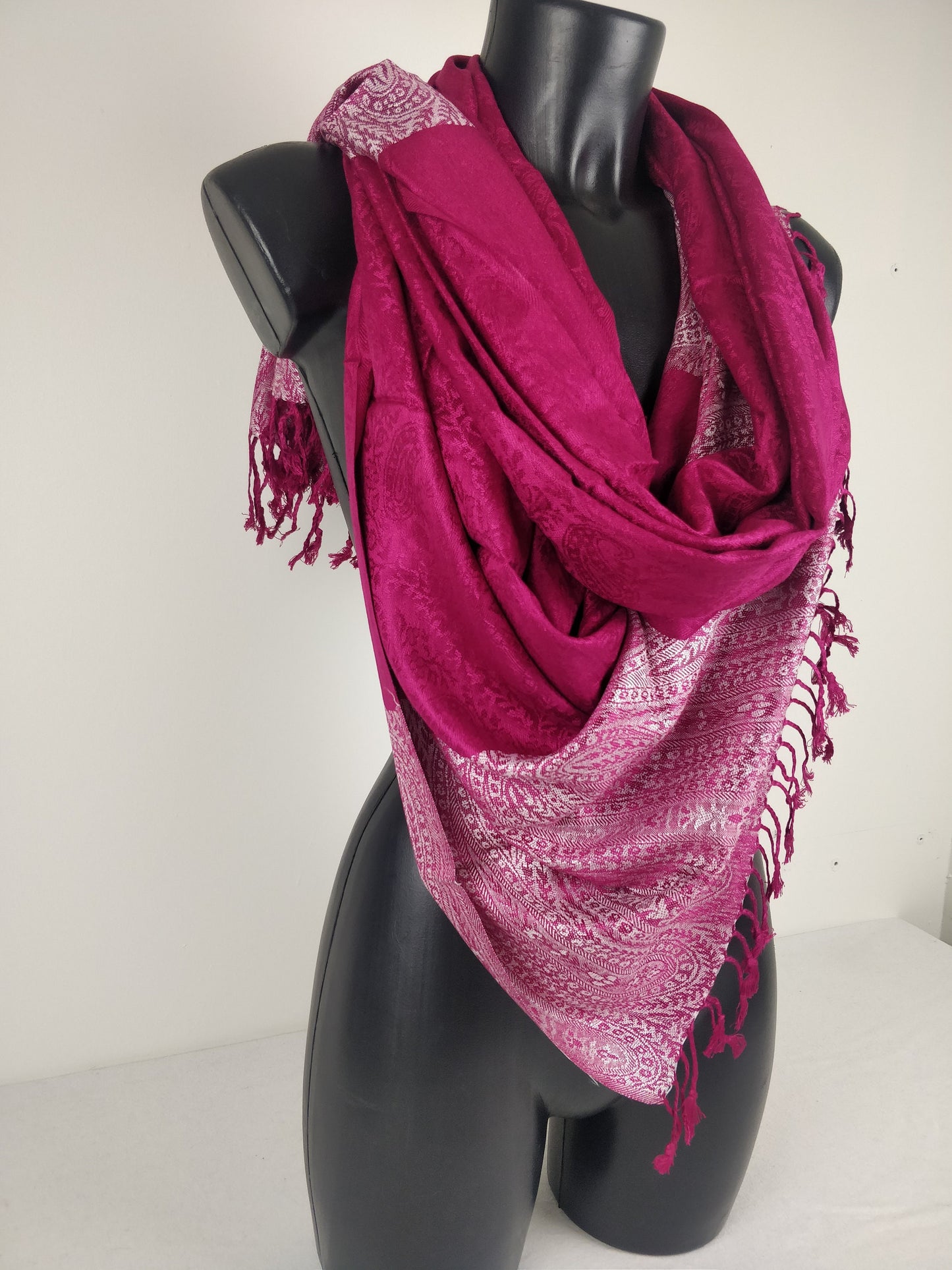 Pashmina Vaisana fuchsia en viscose. Echarpe bicolore avec motifs paisley.