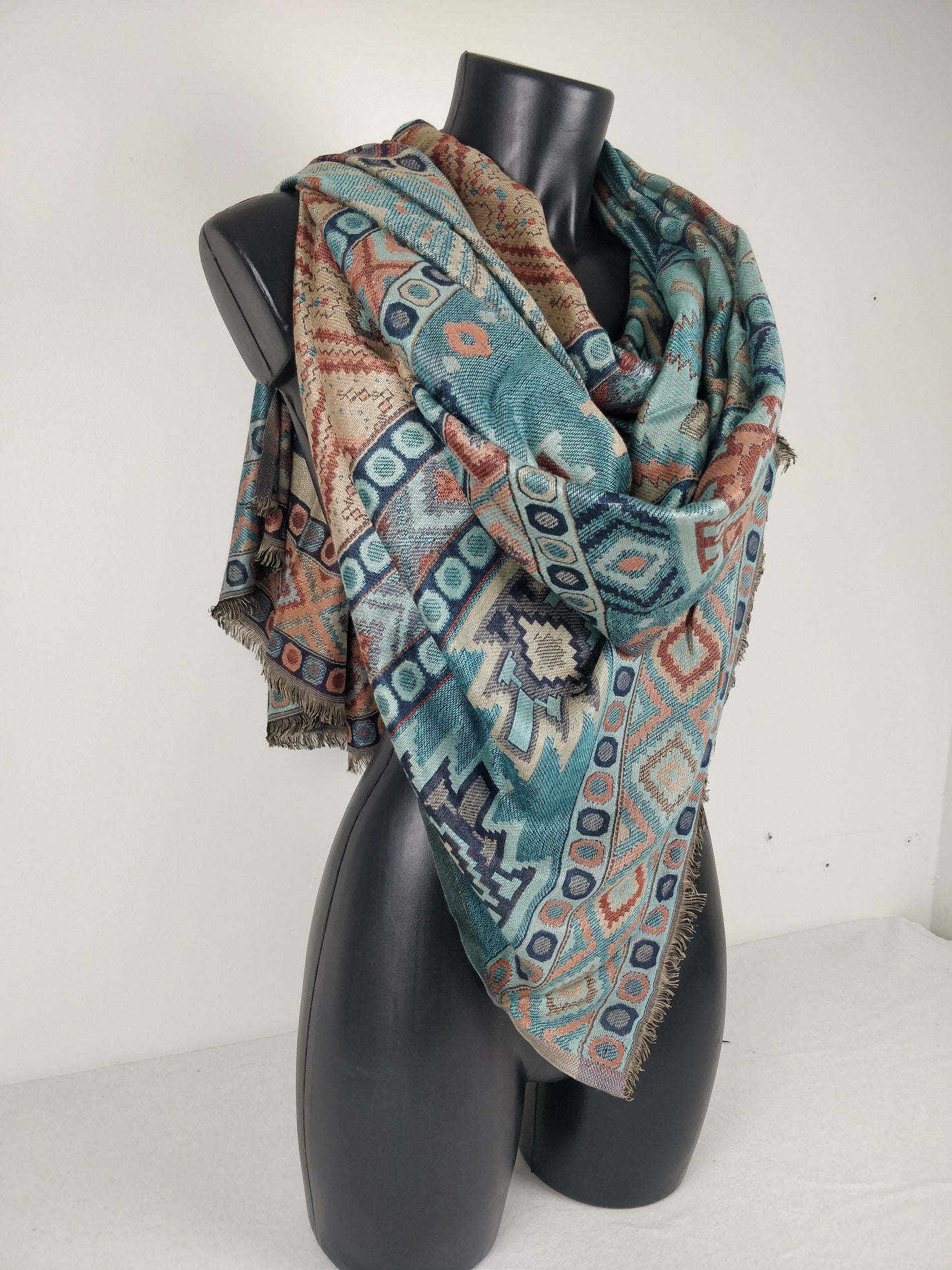 Pashmina Jyoti en viscose multicolore et réversible. Echarpe motif inca, tons turquois et marron.