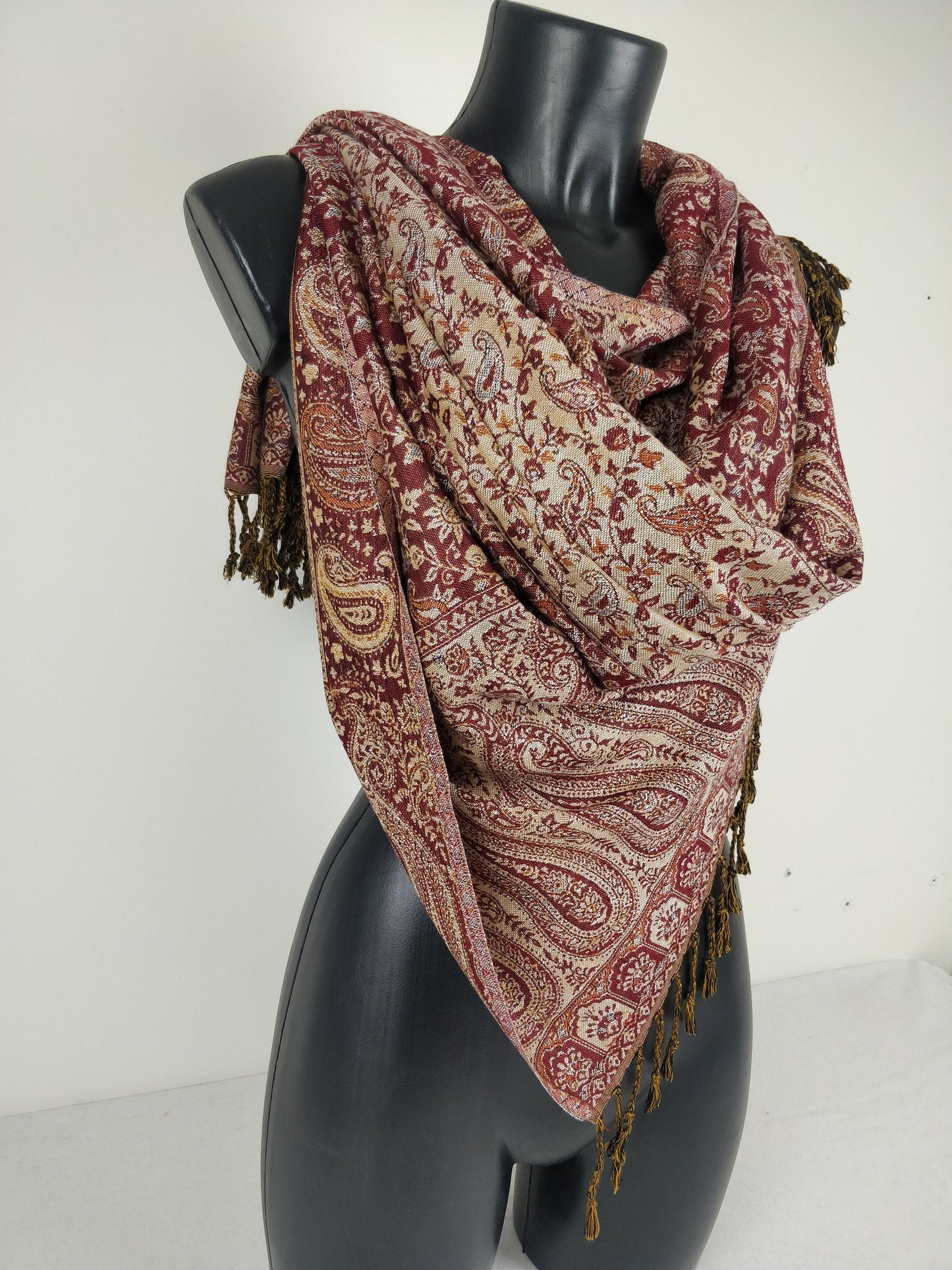 Pashmina réversible Sankya en viscose. Echarpe aux motifs paisley marron.