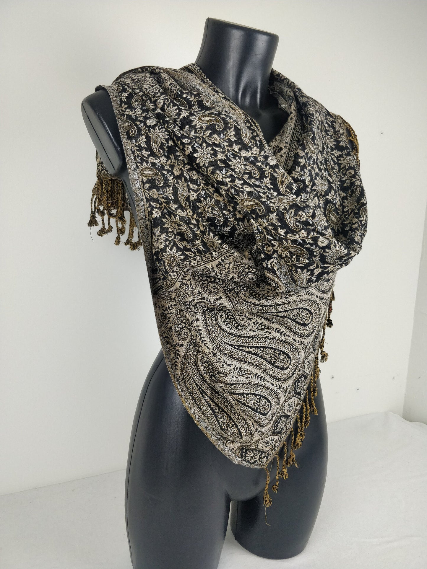 Sankya Wende-Pashmina aus Viskose. Schwarzes Paisley-Muster.