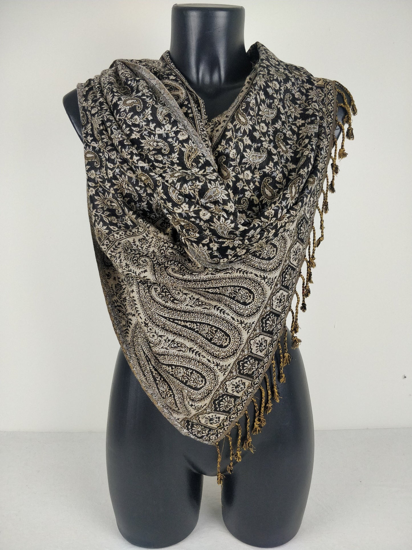 Sankya Wende-Pashmina aus Viskose. Schwarzes Paisley-Muster.