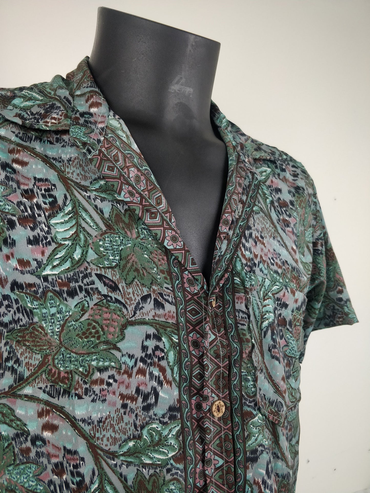 Chemise vintage Garuda en soie indienne. Chemise manche courte légère et fluide. Motif paisley vert, gris et violet.