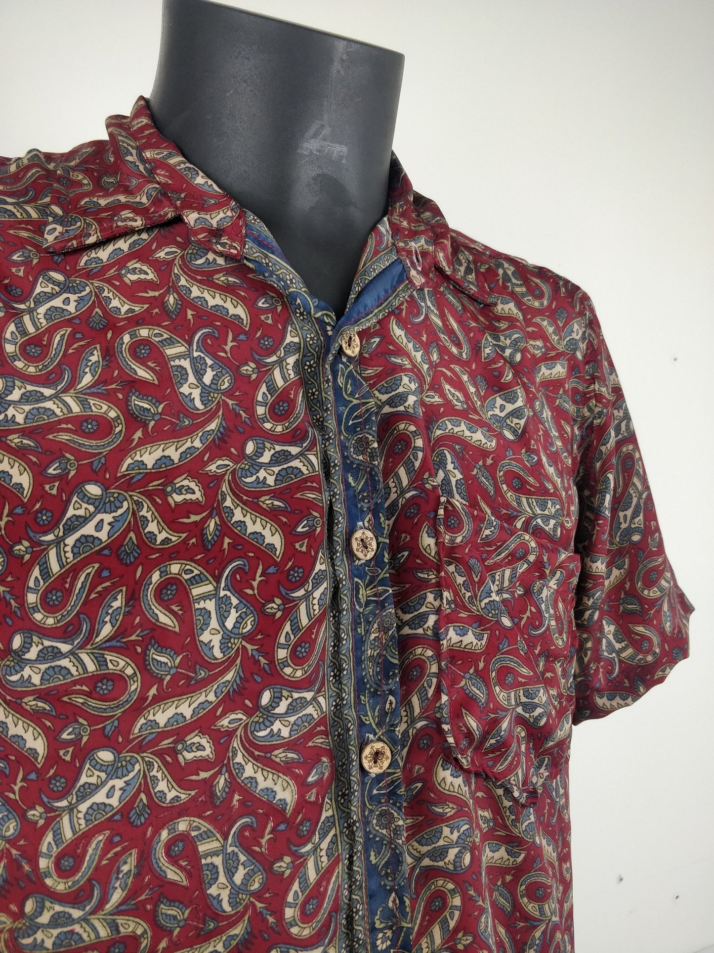 Chemise vintage Garuda  en soie indienne. Chemise manche courte légère et fluide. Motif paisley rouge et bleu.