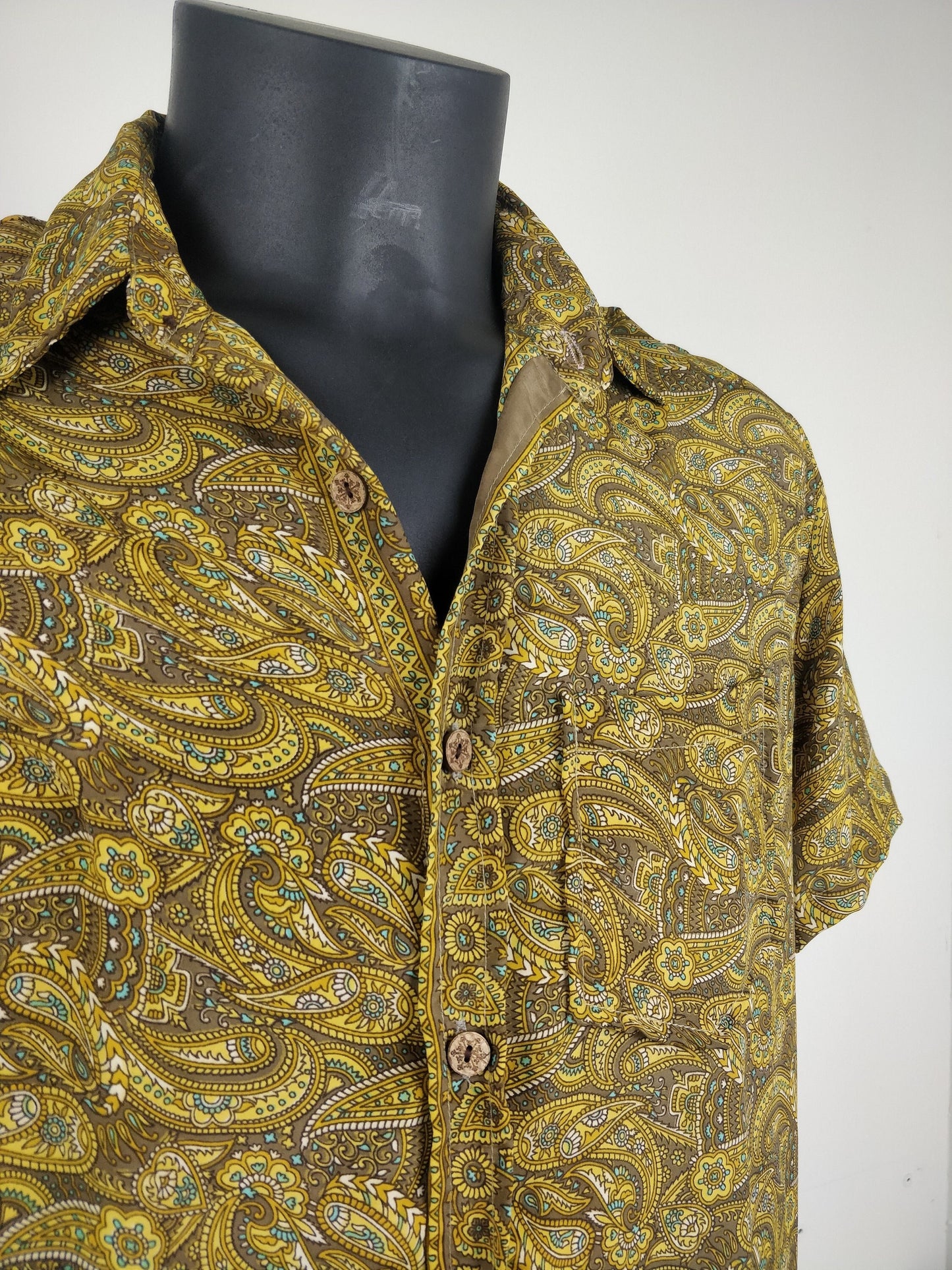 Chemise vintage Garuda en soie indienne. Chemise manche courte légère et fluide. Motif paisley jaune et marron.