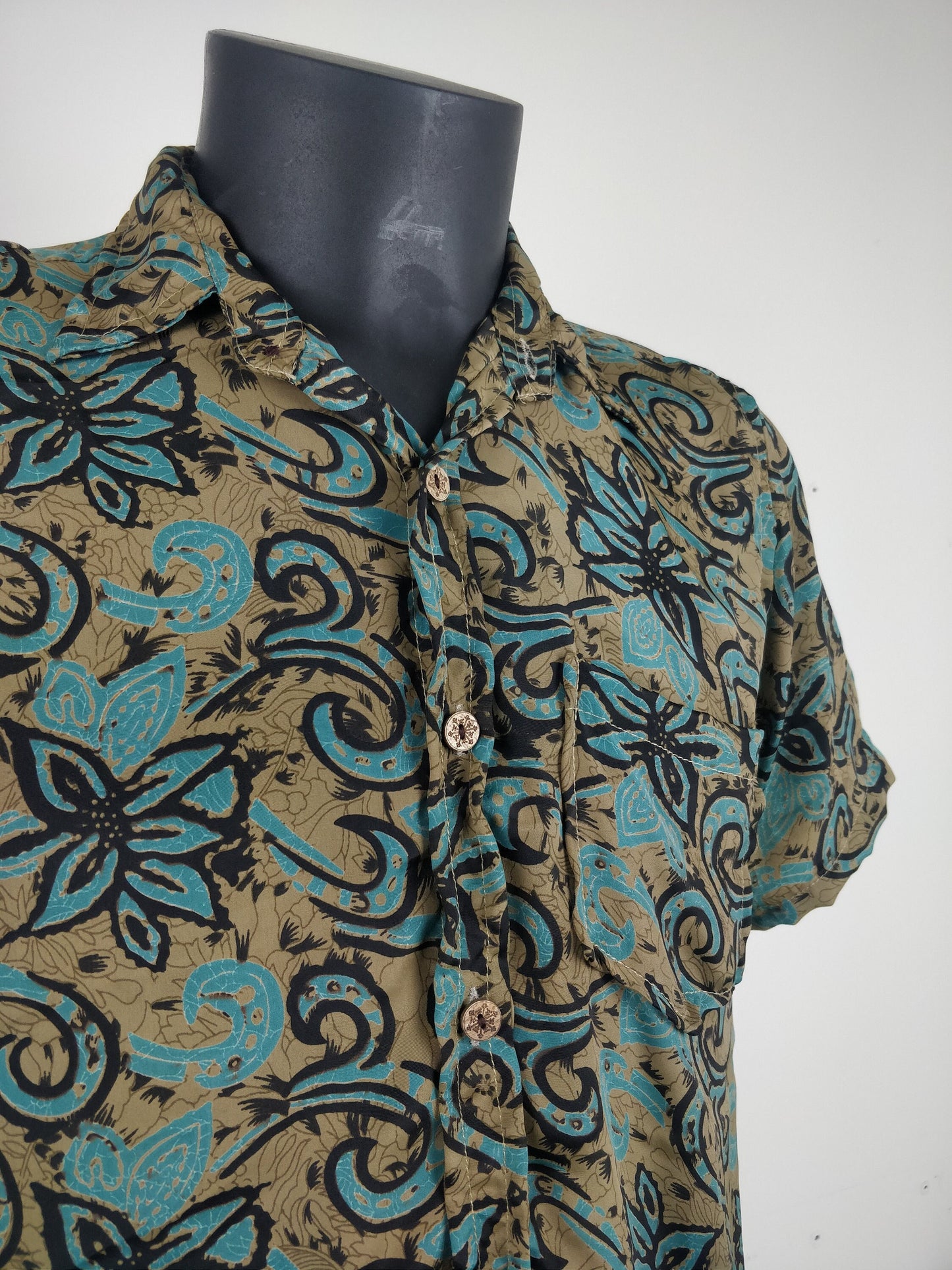 Chemise vintage Garuda en soie indienne. Chemise manche courte légère et fluide. Motif fleuri bleu et marron.