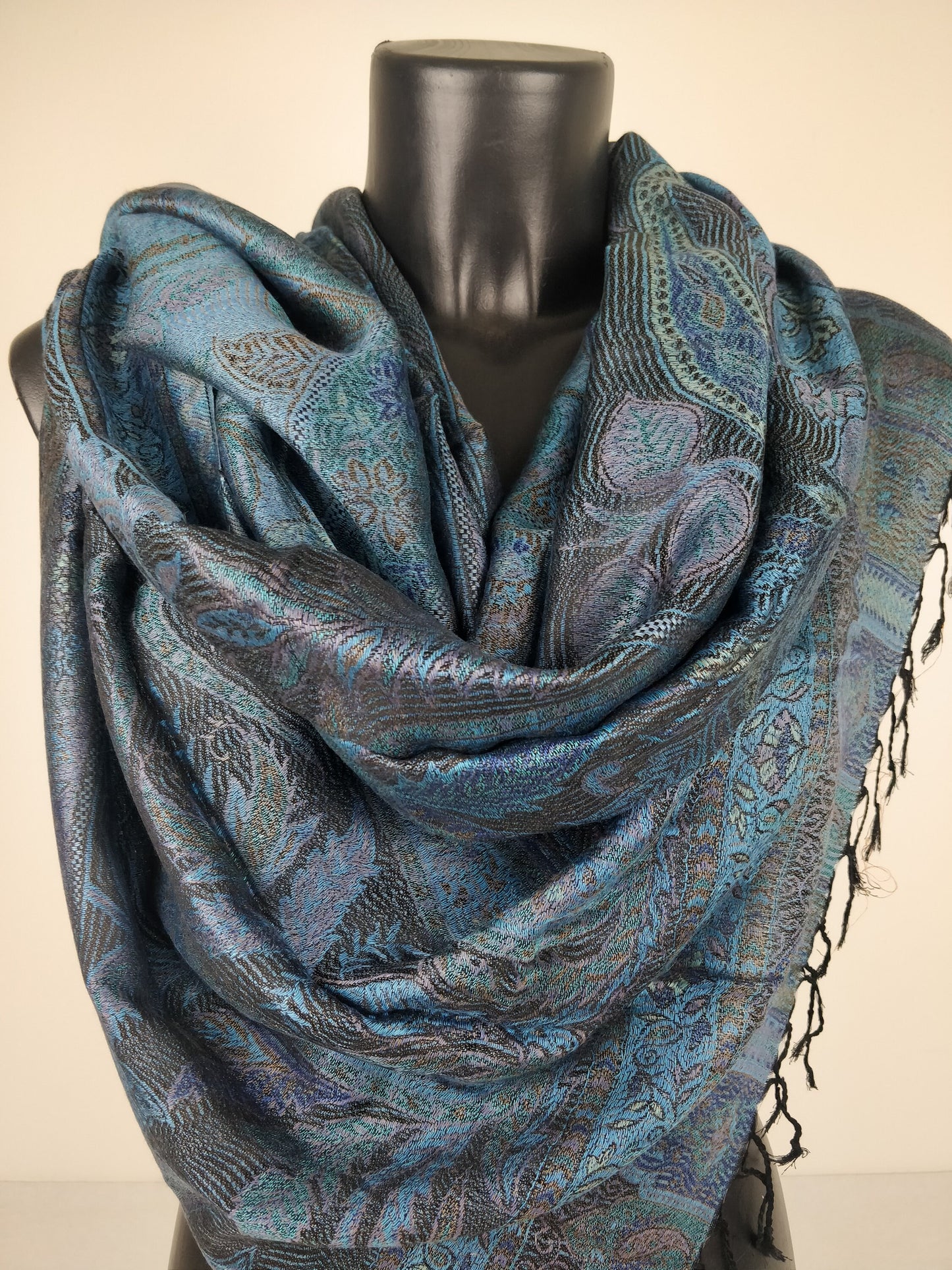 Wende-Mangal-Pashmina aus Modal/Seide. Schwarzes, blaues und lila Paisley-Muster.