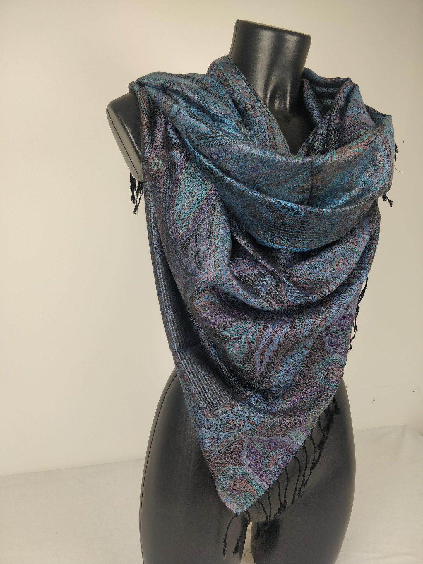 Pashmina Mangal réversible en modal / soie. Motif paisley bleu et noir.