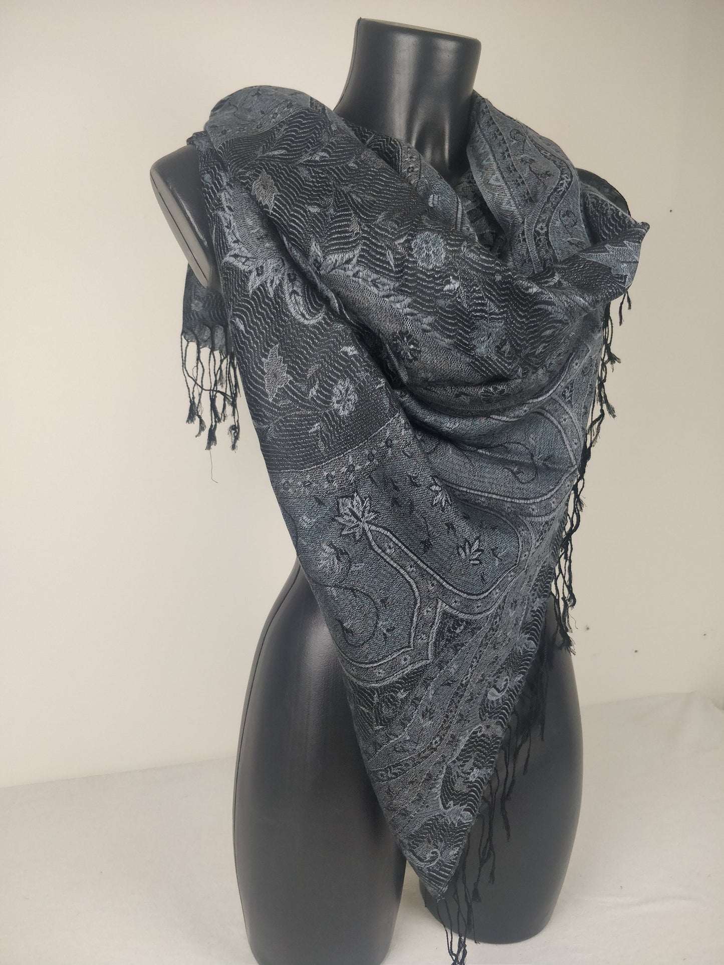 Wende-Mangal-Pashmina aus Modal/Seide. Schwarzes Paisley-Muster.