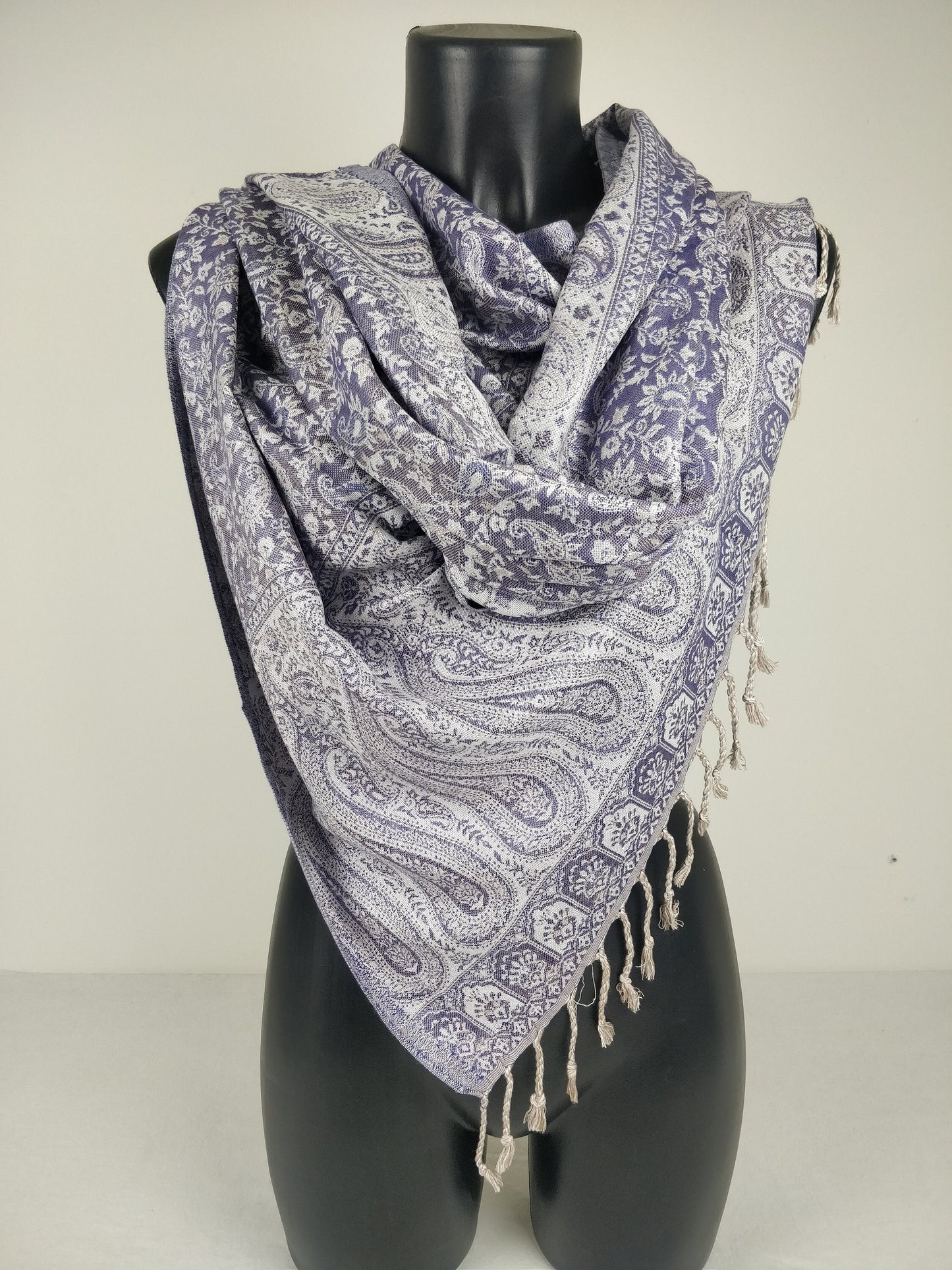 Sankya Wende-Pashmina aus Viskose. Lila-weißer Schal mit Paisley-Muster.