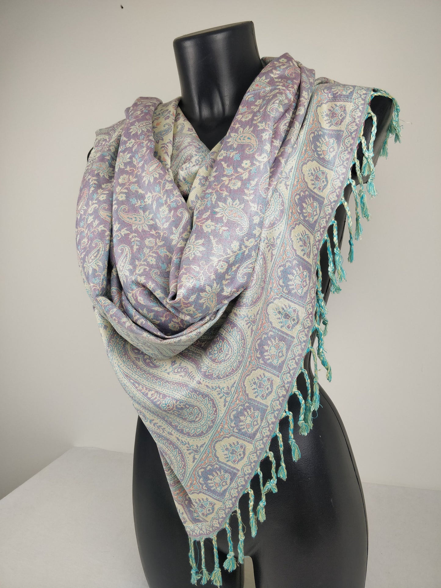 Pashmina réversible Sankya en viscose. Echarpe aux motifs paisley violet et blanc.