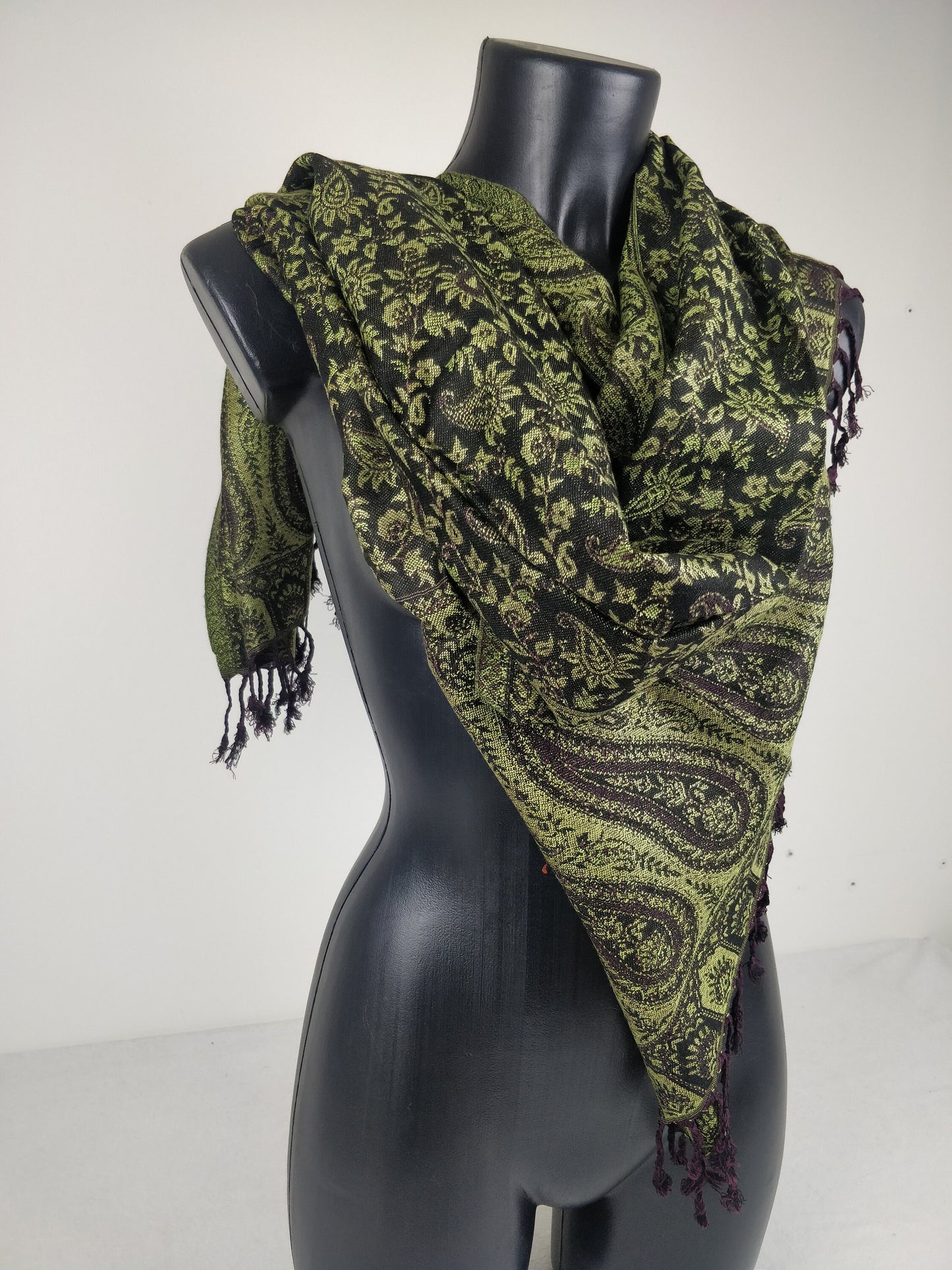 Pashmina réversible Sankya en viscose. Echarpe motif paisley vert et noir.