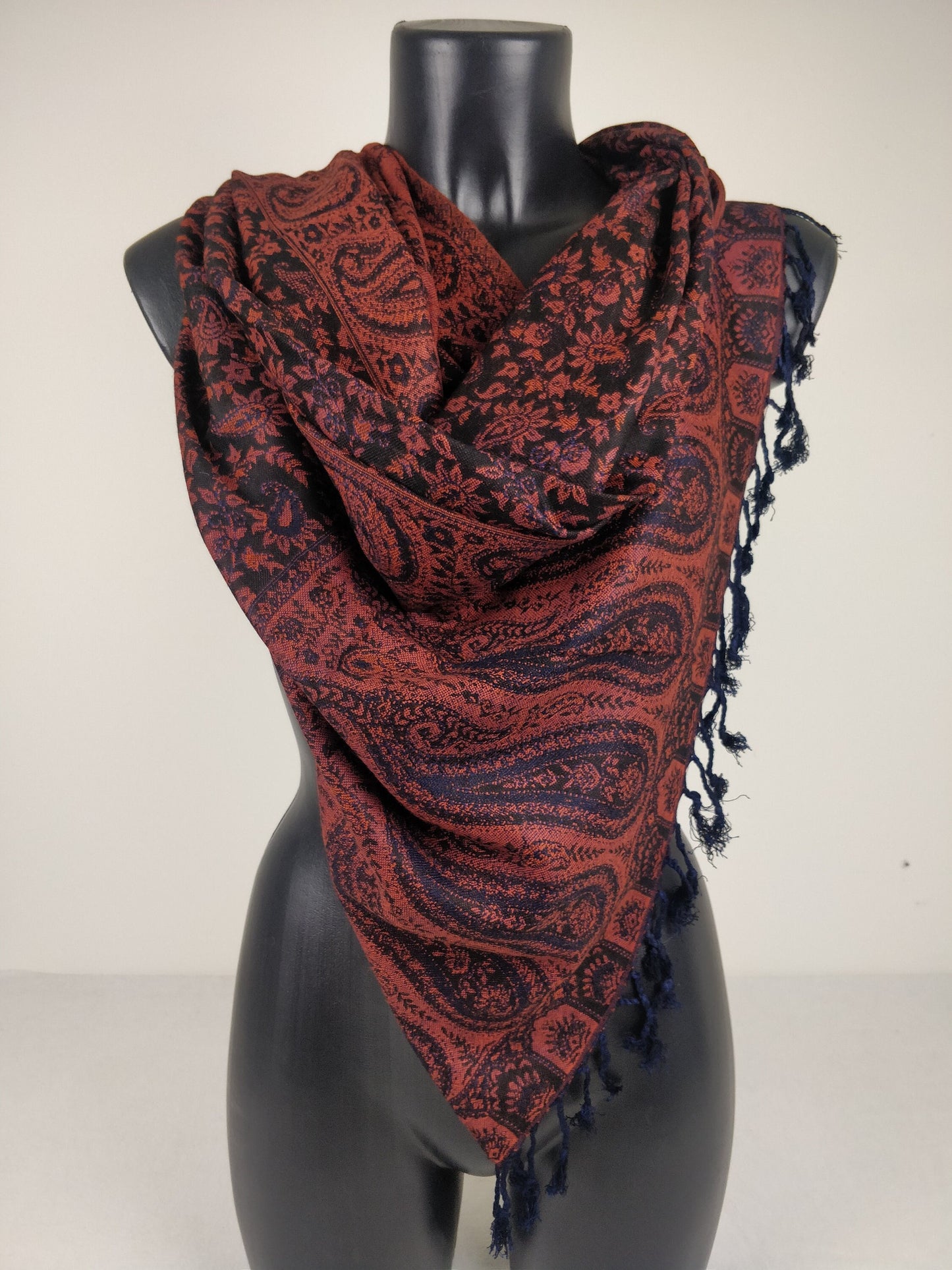 Sankya Wende-Pashmina aus Viskose. Braunes Paisley-Muster.