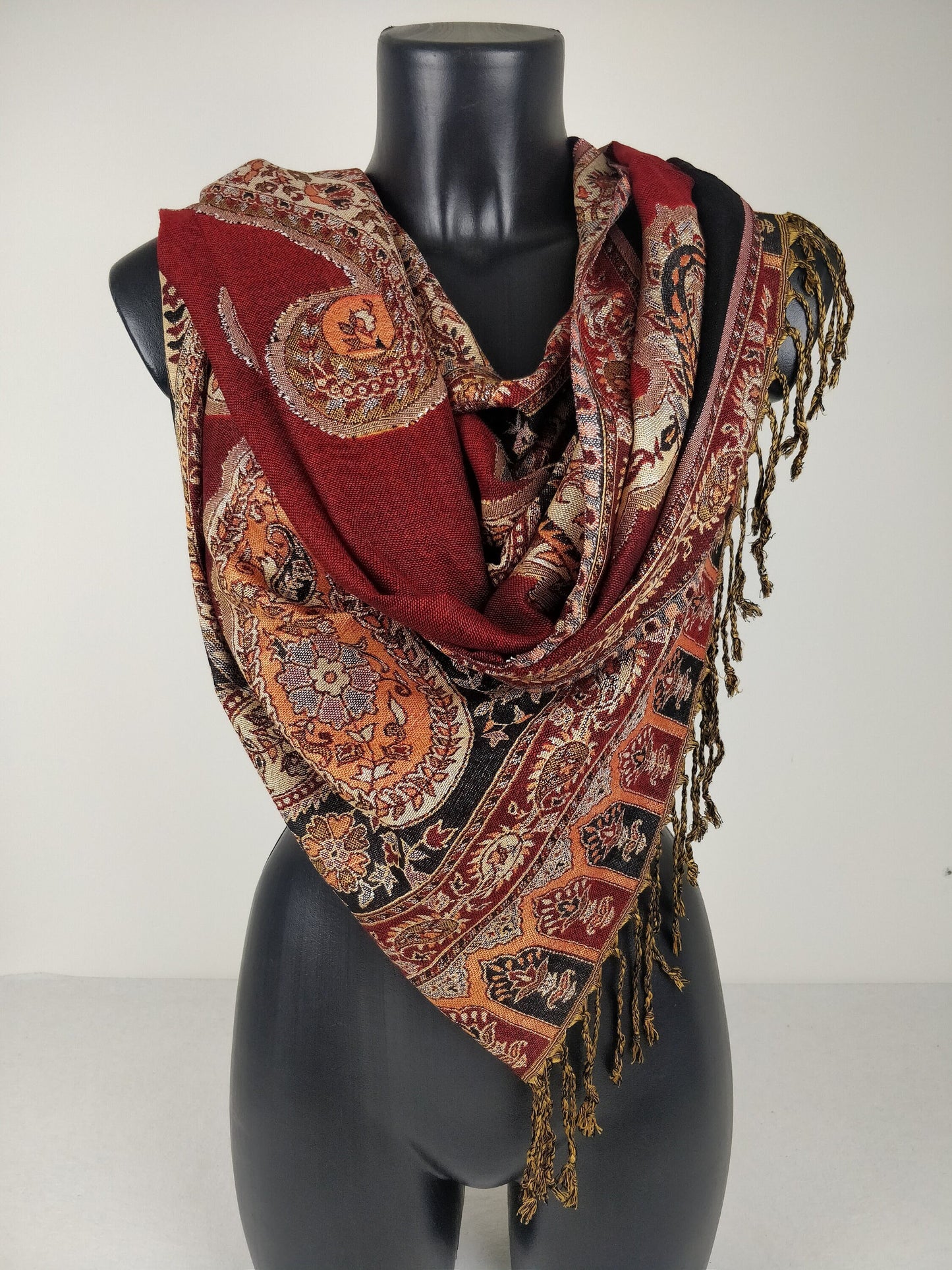 Pashmina Sakti aus Viskose. Rote und schwarze Paisleymuster.