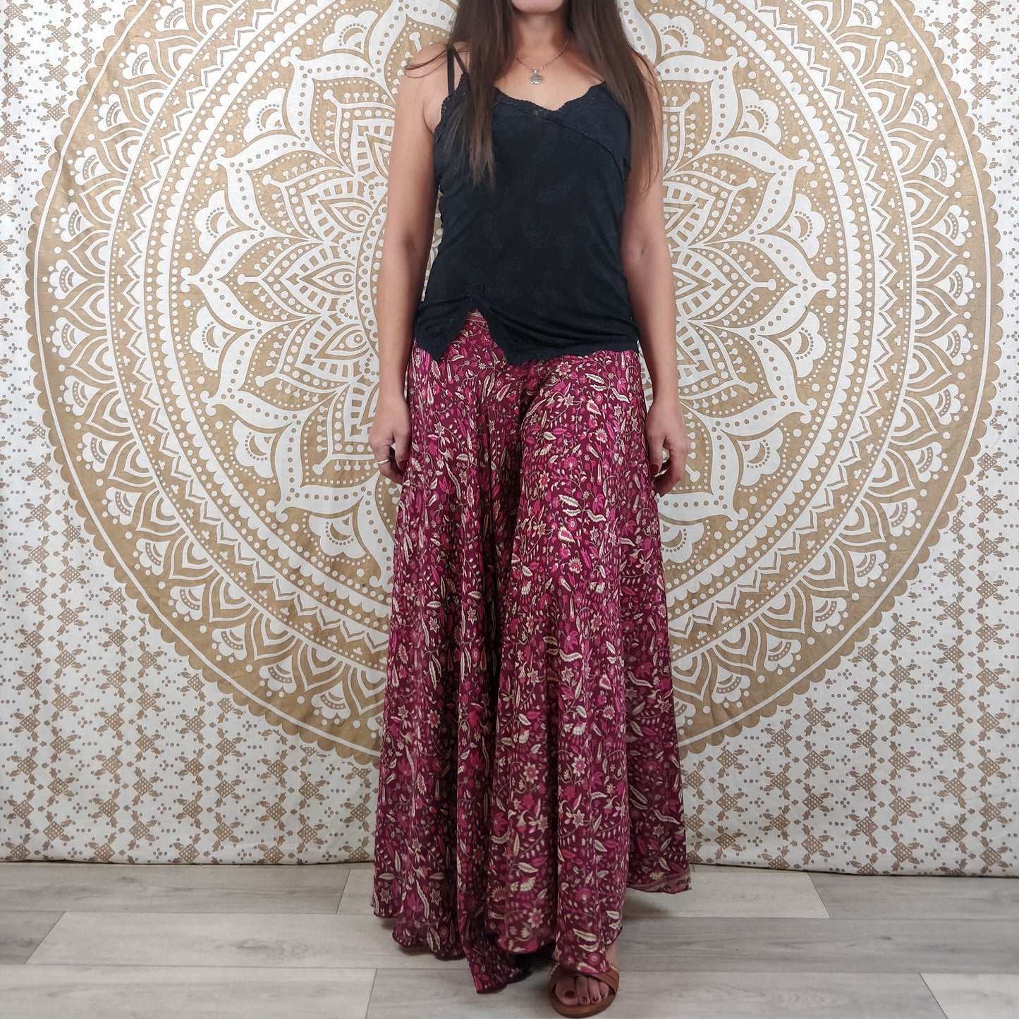 Pantalon femme Sirohi en soie indienne. Pantalon jupe. Imprimé paisley fuchsia.