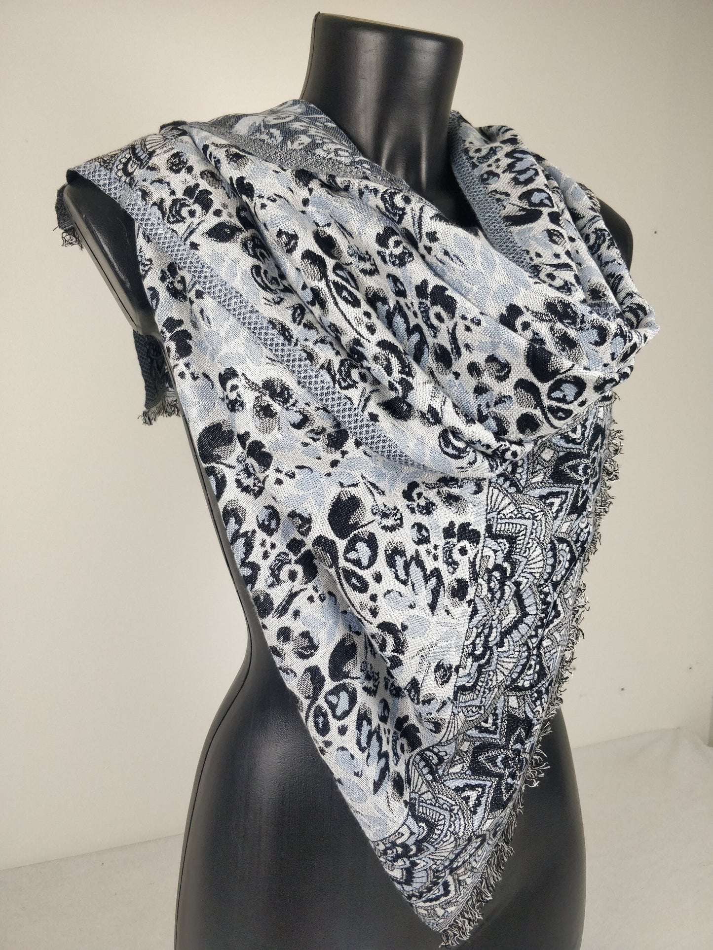 Pashmina en viscose réversible. Echarpe motif fleuri blanc, noir et bleu.