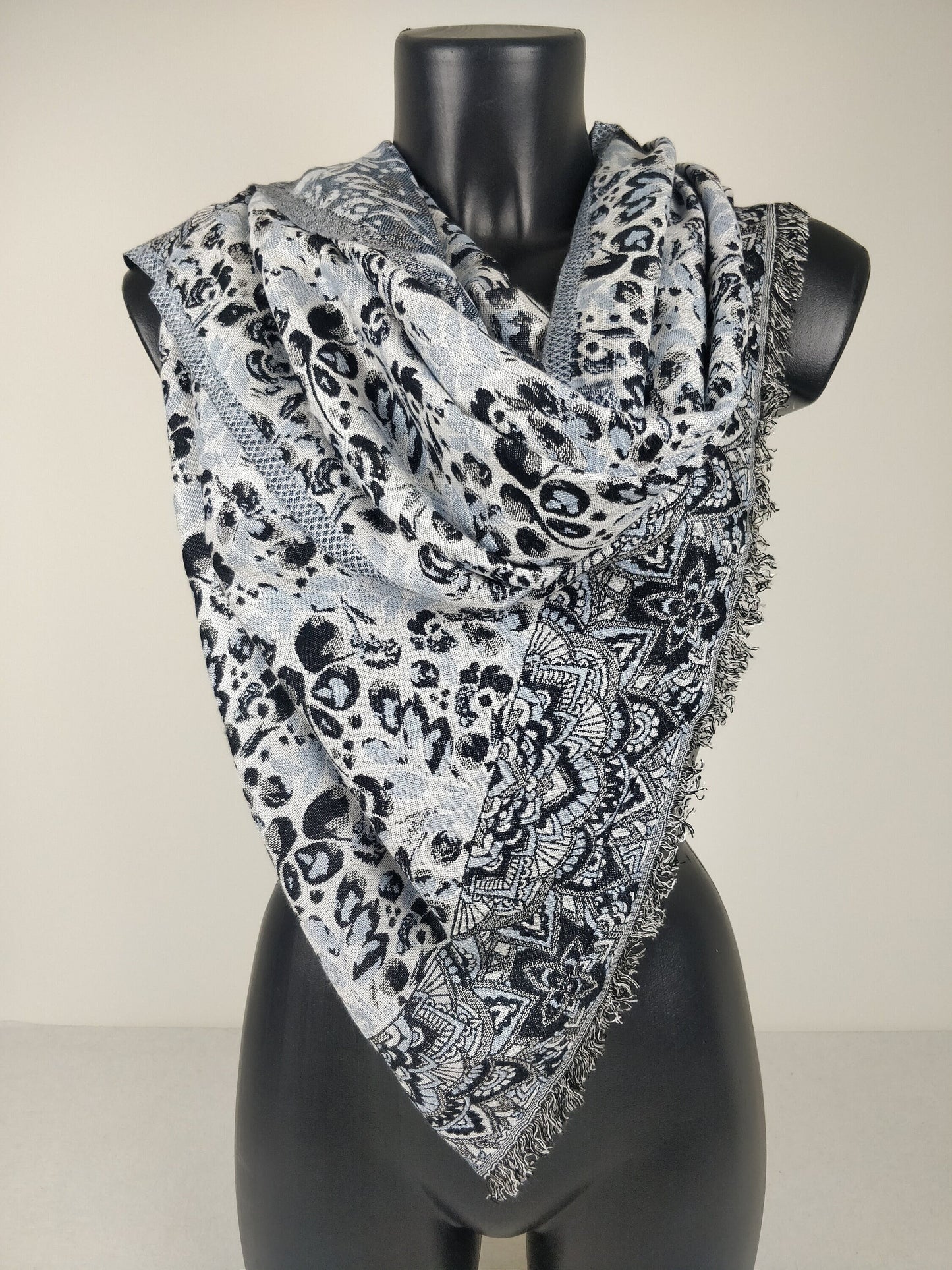 Wende-Pashmina aus Viskose. Weißes, schwarzes und blaues Blumenmuster.