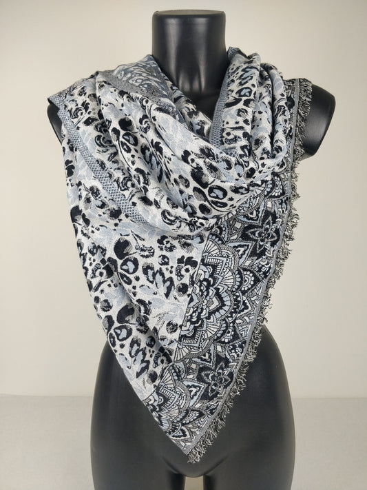 Pashmina en viscose réversible. Echarpe motif fleuri blanc, noir et bleu.