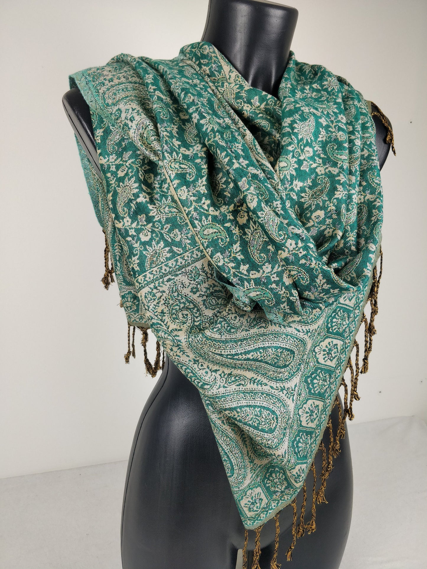 Écharpe pashmina réversible en viscose, ornée de motifs paisley vert et blanc.