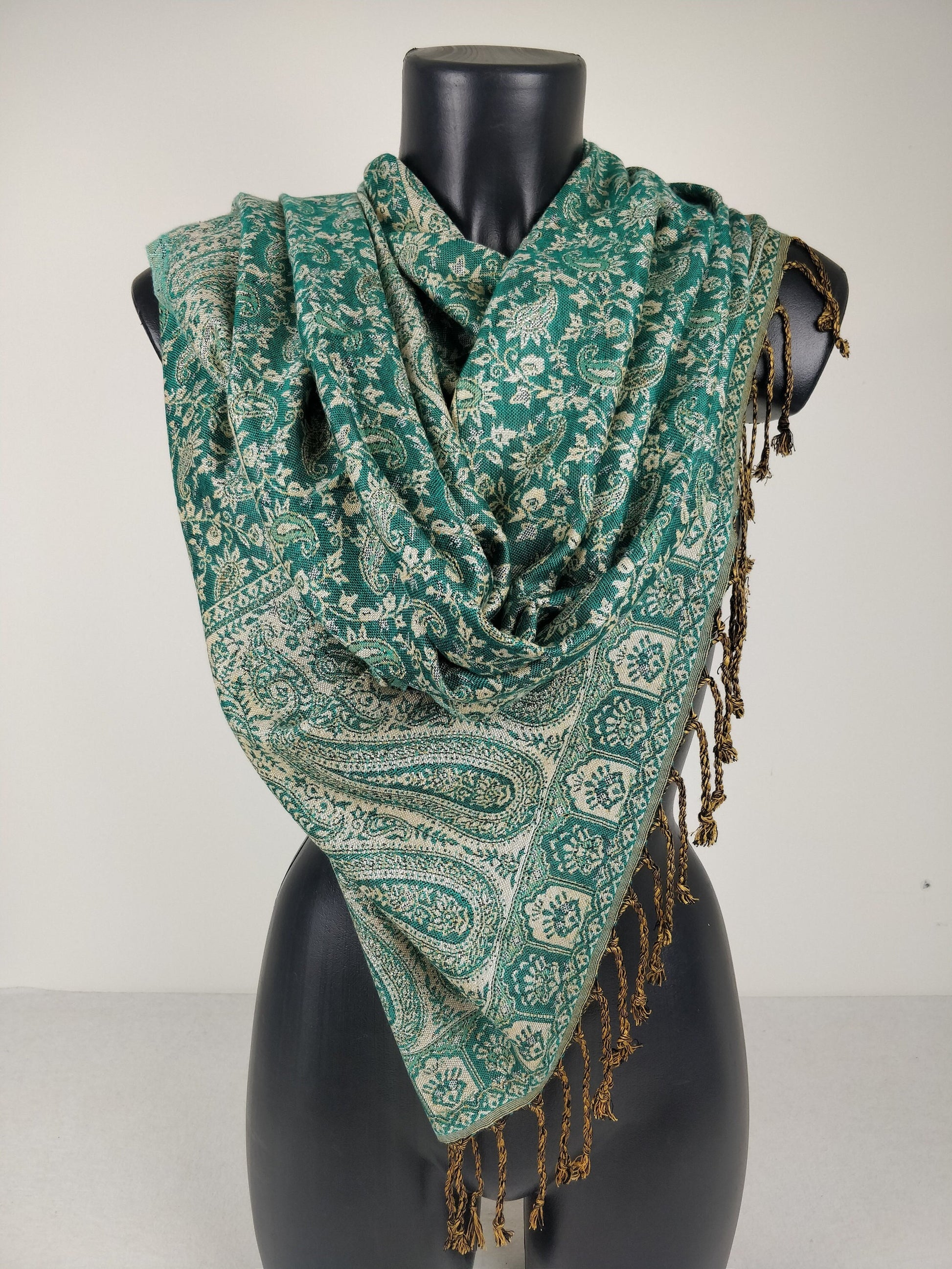 Pashmina réversible Sankya en viscose avec motifs paisleyvert et blanc, parfait pour toutes les occasions.