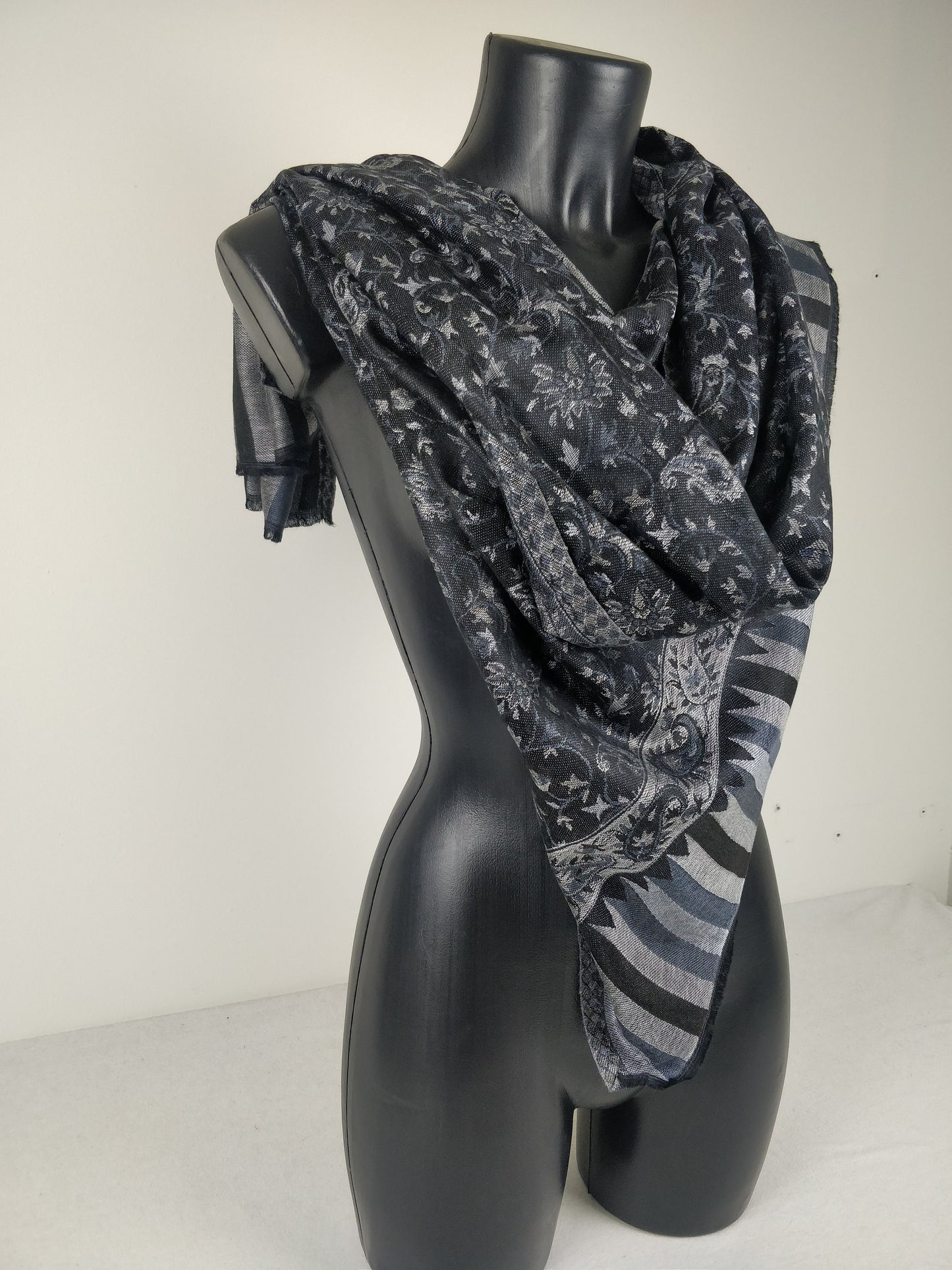 Pashmina Anjana réversible en modal. Echarpe motif paisley noir et gris.