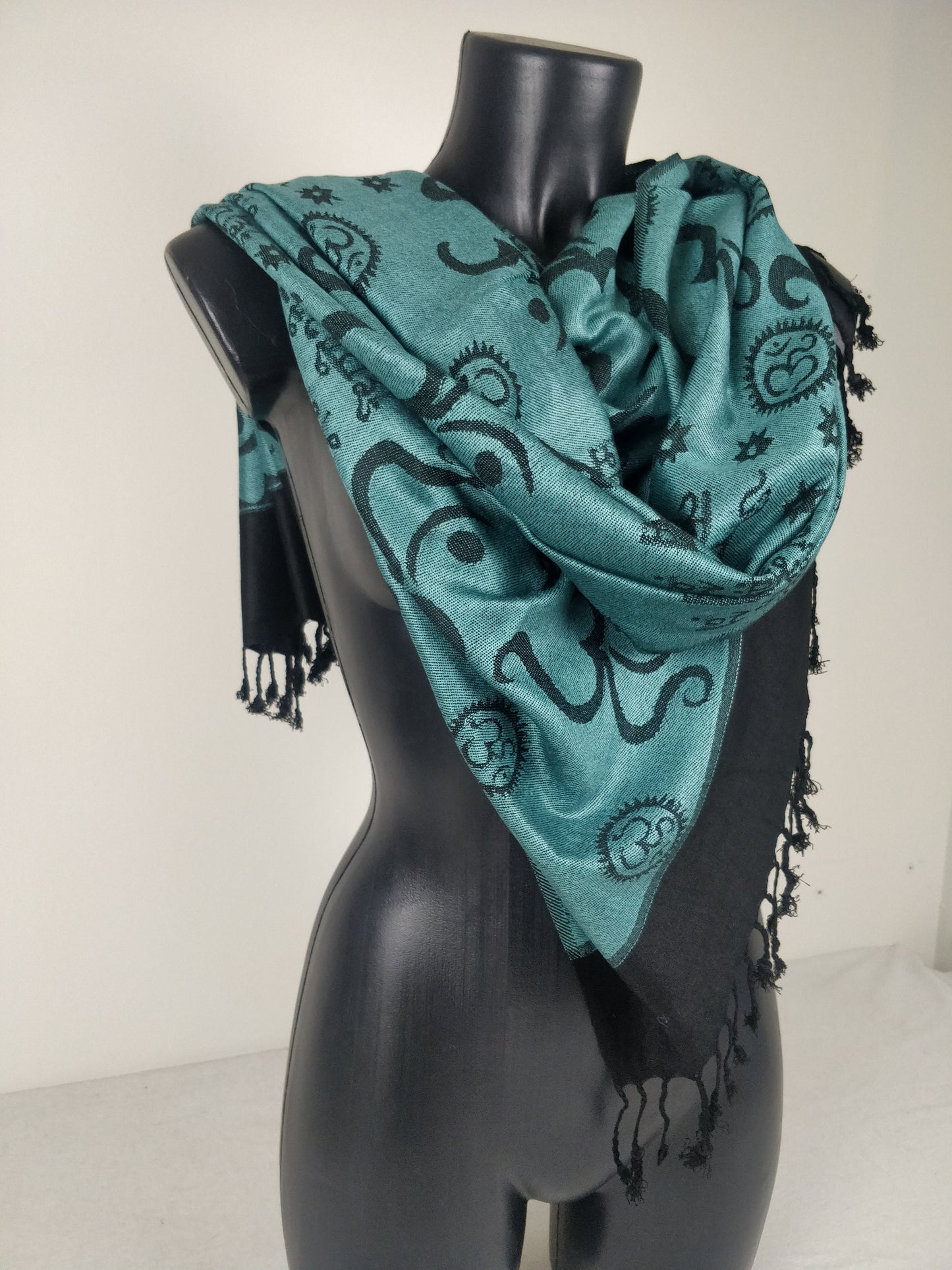 Wende-Pashmina Kharma aus Viskose. Blaue Ohm-Muster.