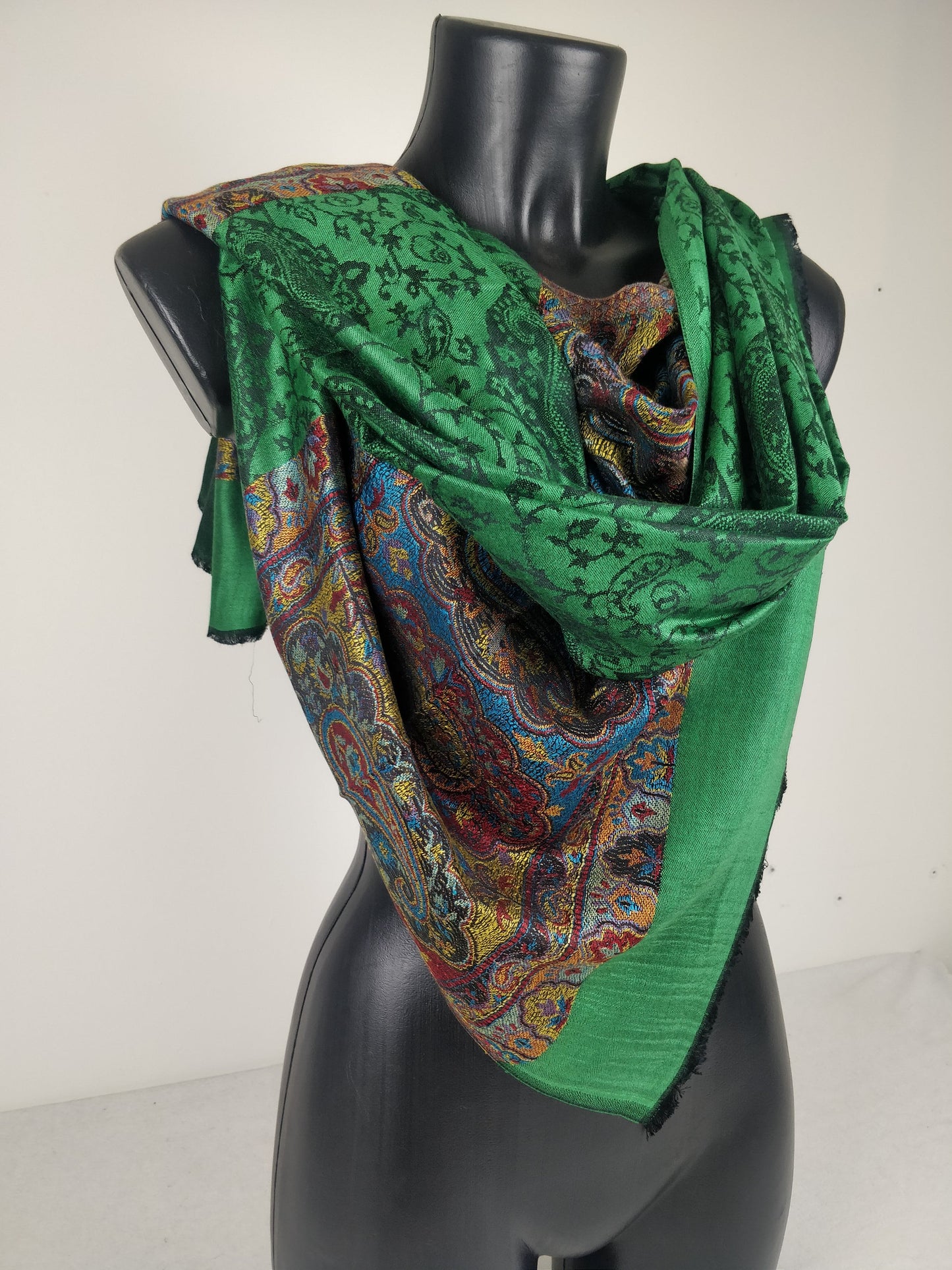 Wende-Pashmina Rudra aus Modal. Grünes Paisley-Muster.