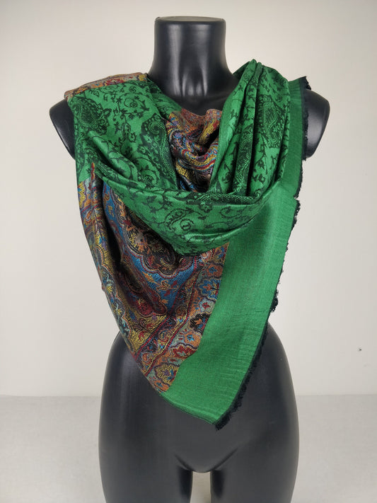 Wende-Pashmina Rudra aus Modal. Grünes Paisley-Muster.