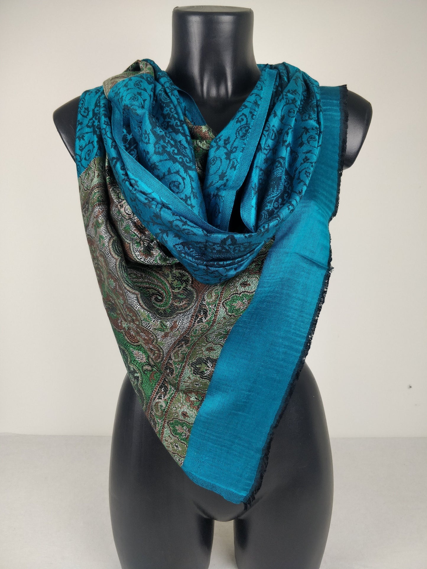 Wende-Pashmina Rudra aus Modal. Blaues Paisley-Muster