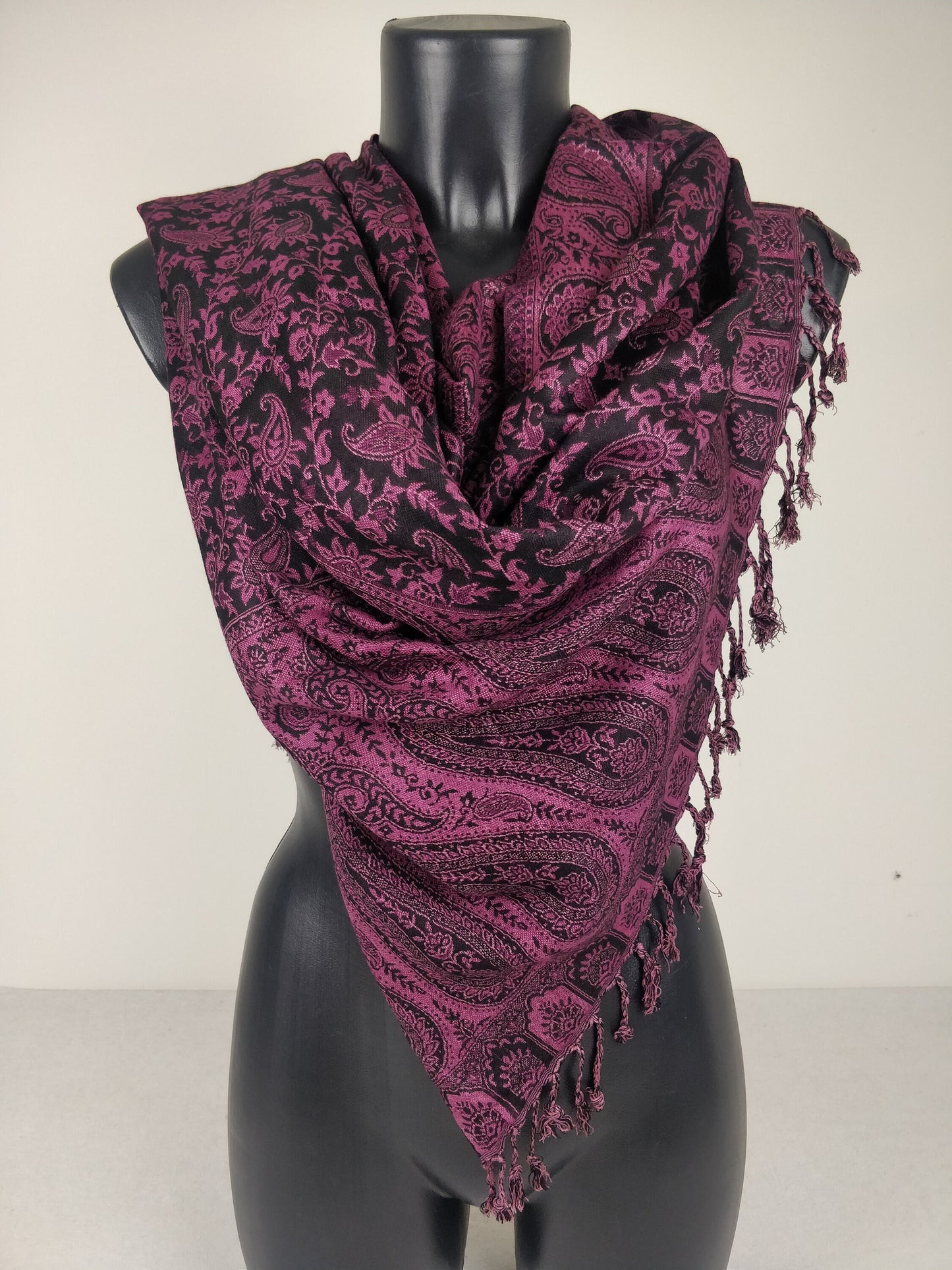 Pashmina réversible Sankya en viscose. Echarpe aux motifs paisley violet et noir.