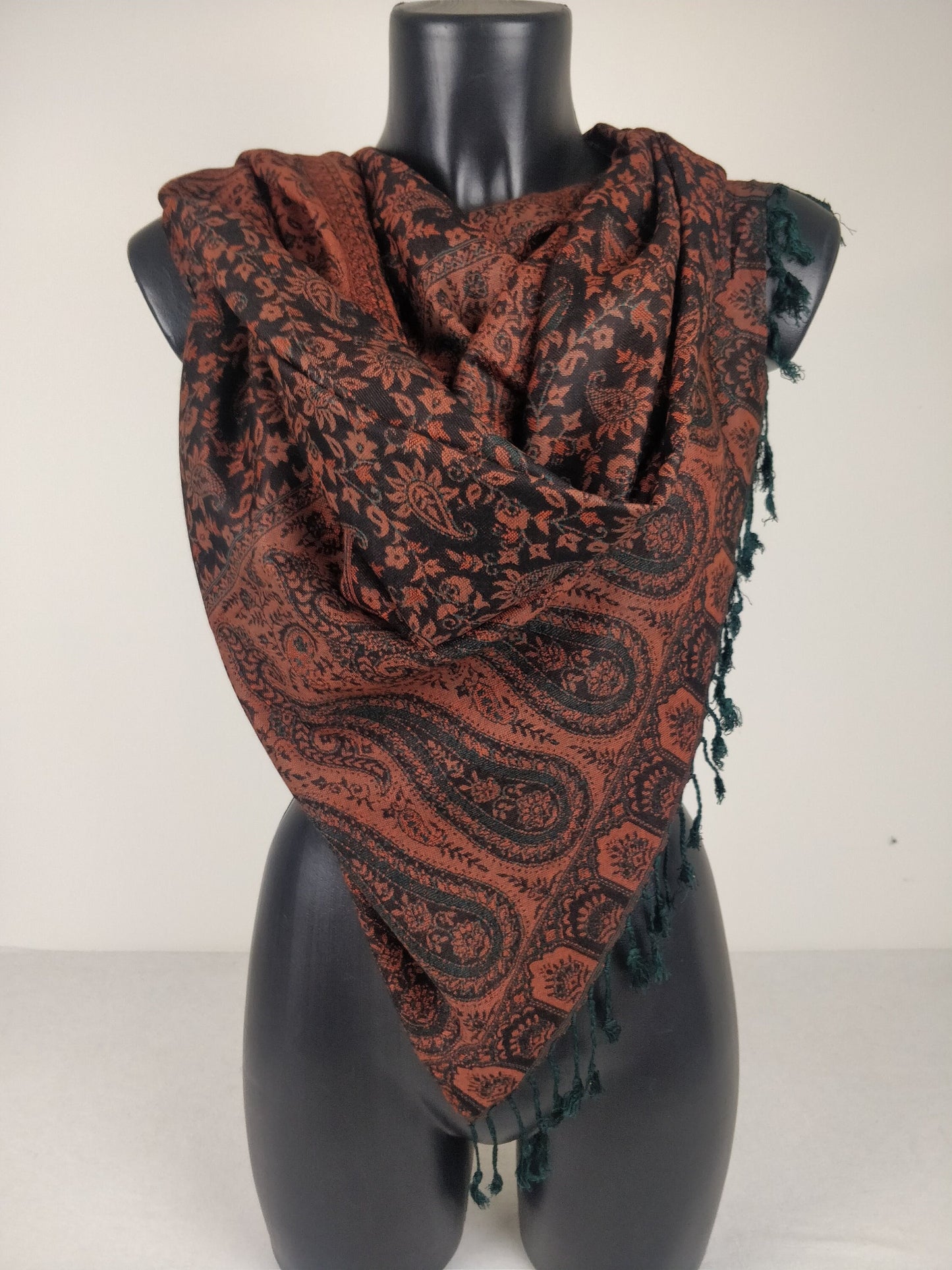 Pashmina réversible Sankya en viscose. Echarpe motif paisley marron, noir et vert.