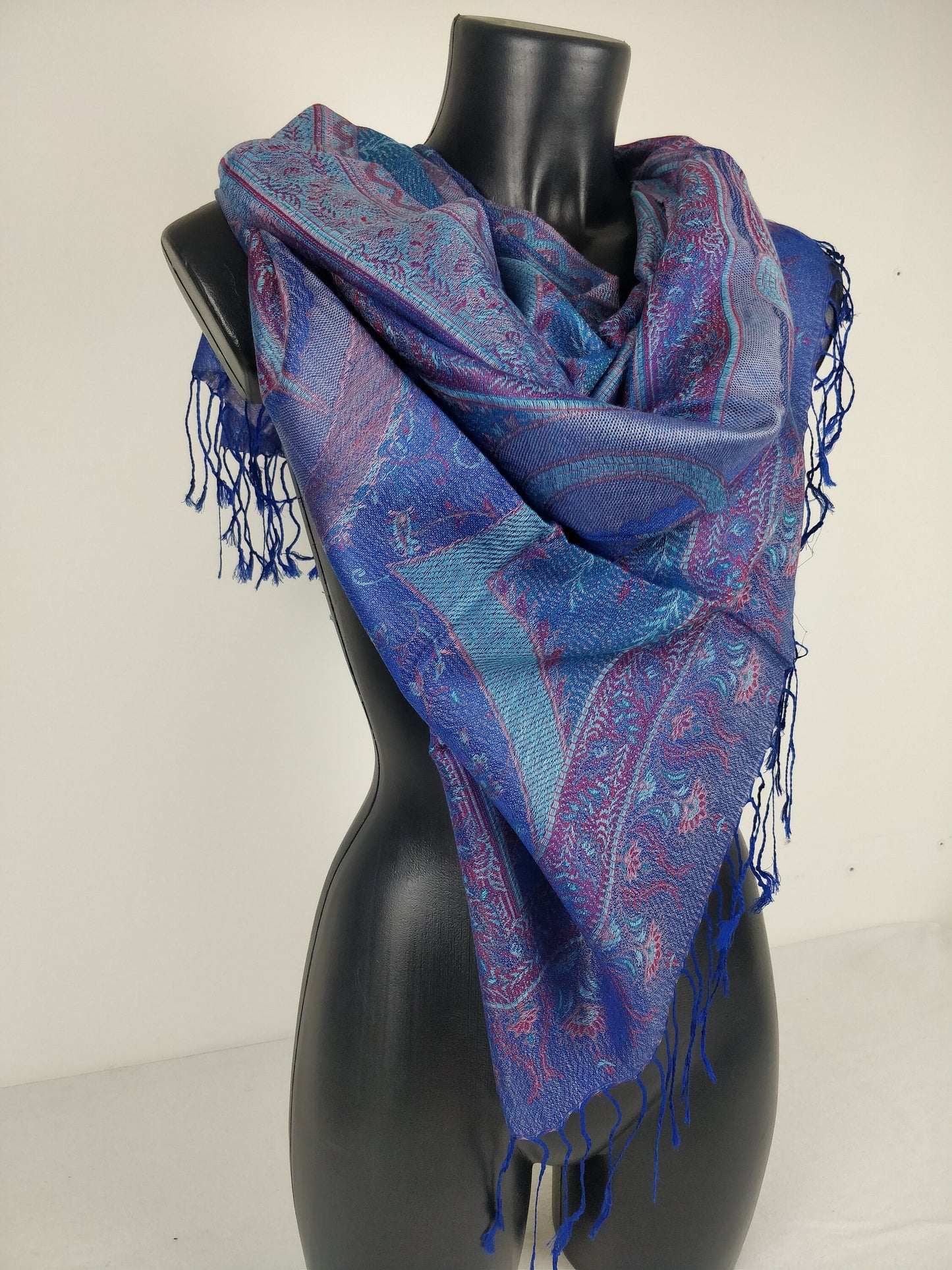 Pashmina Mangal réversible en modal / soie. Echarpe motif paisley bleu.